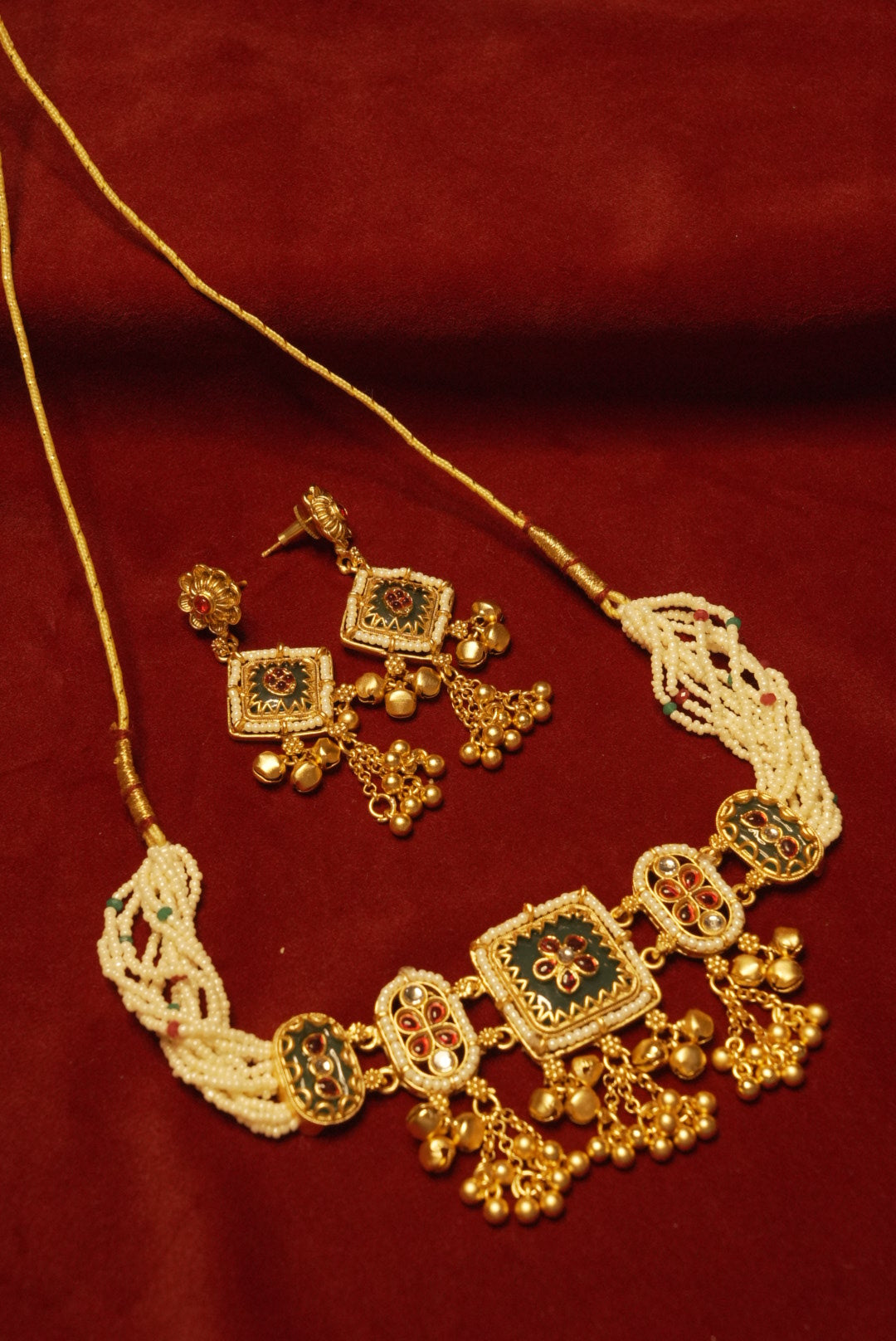 Zeenat Choker Set With Earrings