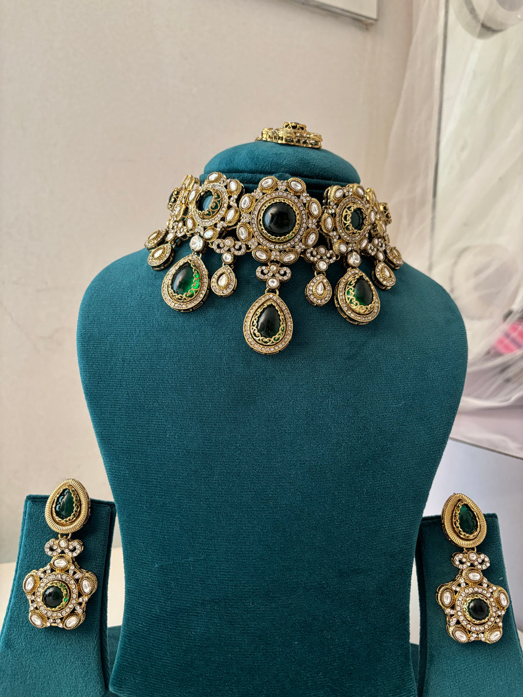 Princess Jasmine Turkish Necklace With Mang Tikka & Earrings (Emerald)