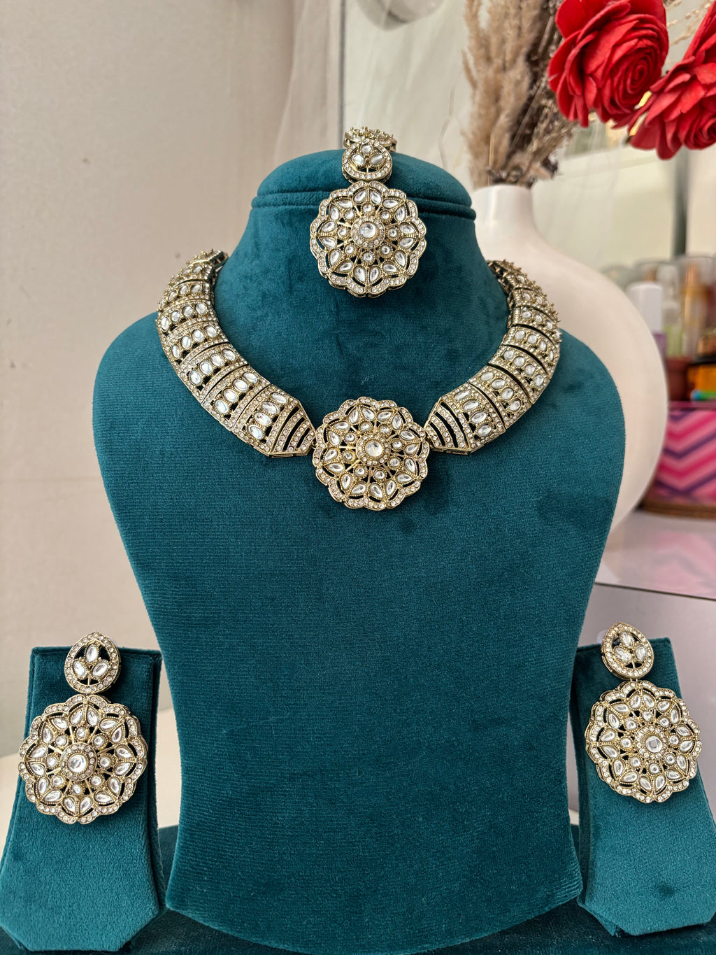 Royal Kundan Hasli Look Necklace With Mang Tikka & Earrings
