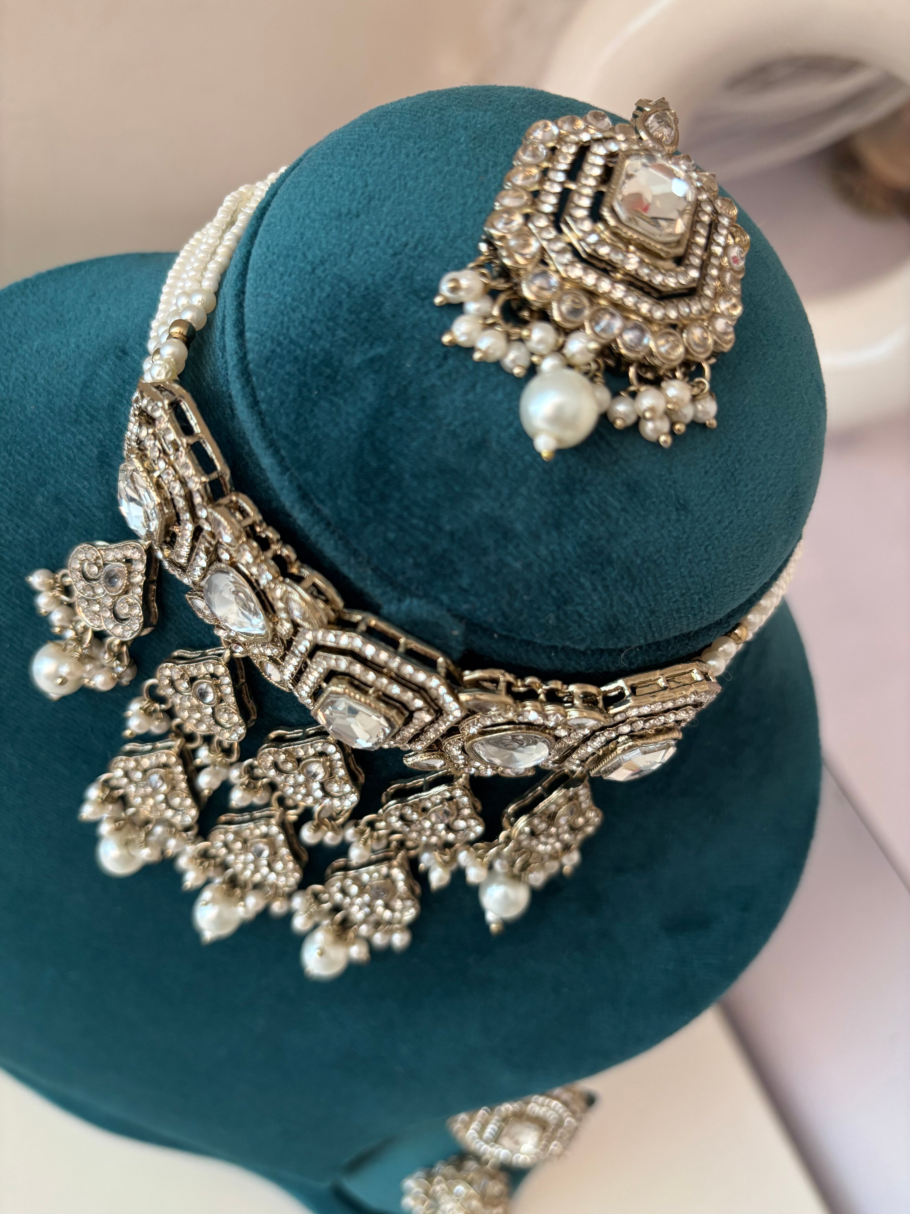 Zoya Layer Necklace With Mang Tikka & Jhumkas