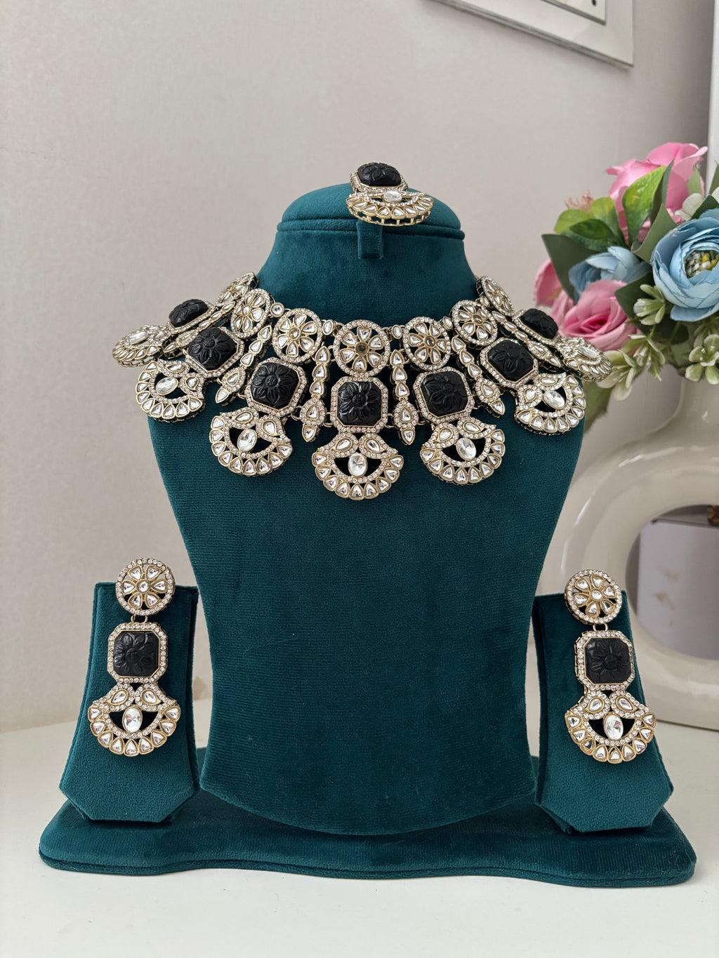 High Quality Designer Kundan Heavy Look Necklace With Mang Tikka & Earrings (Black)