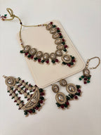 Sanchi Necklace With Mang Tikka Earrings & Side Passa (Maroon/Green)