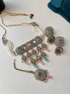 Zoya Layer Necklace With Mang Tikka & Jhumkas (Pink/Mint)