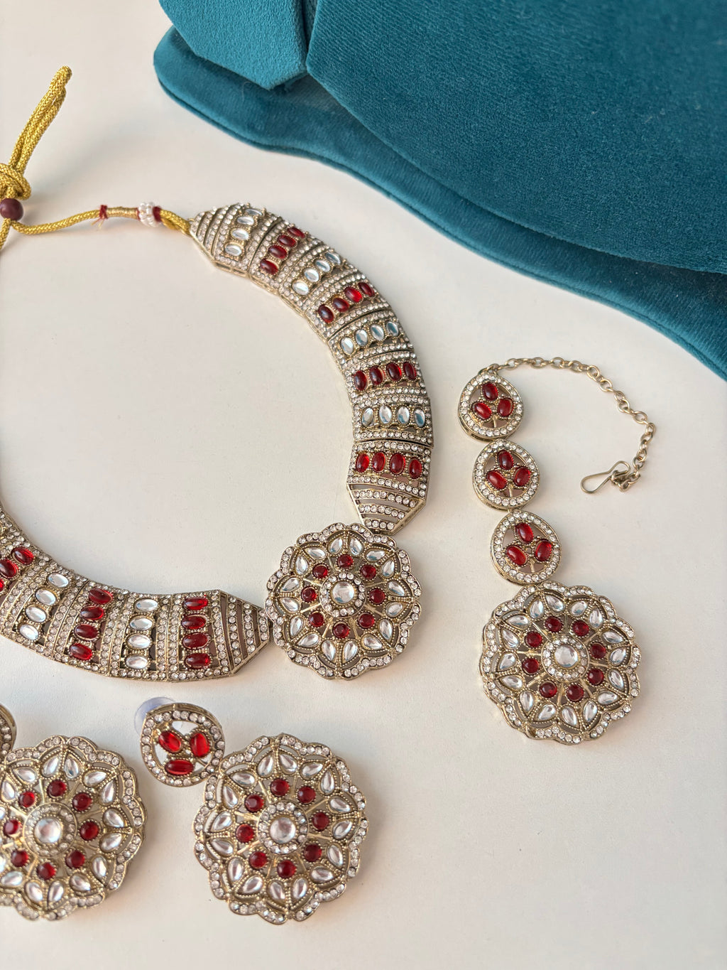 Royal Kundan Hasli Look Necklace With Mang Tikka & Earrings (Maroon)