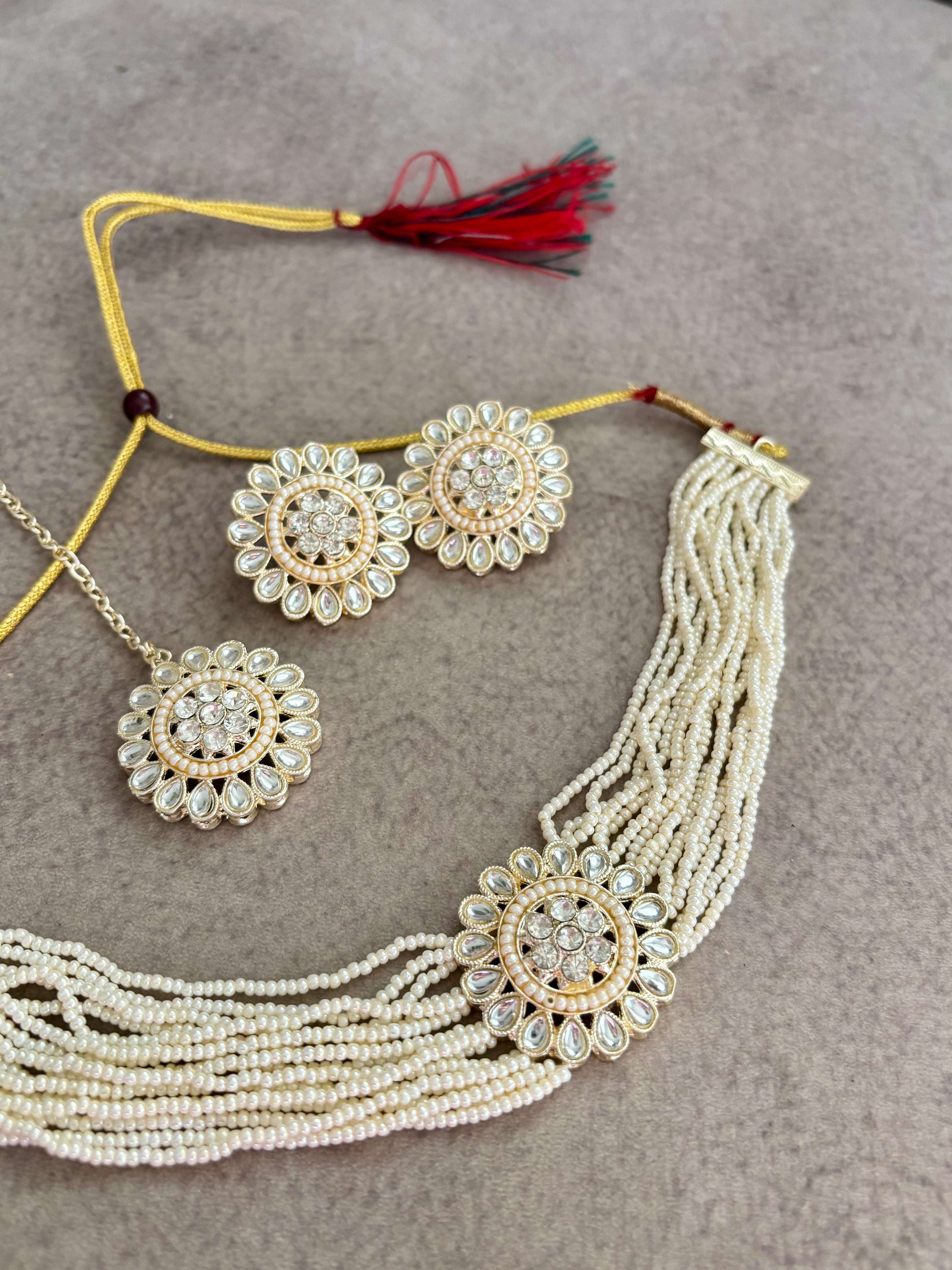 Round Kundan Choker Set with Maang Tikka Stud Earrings
