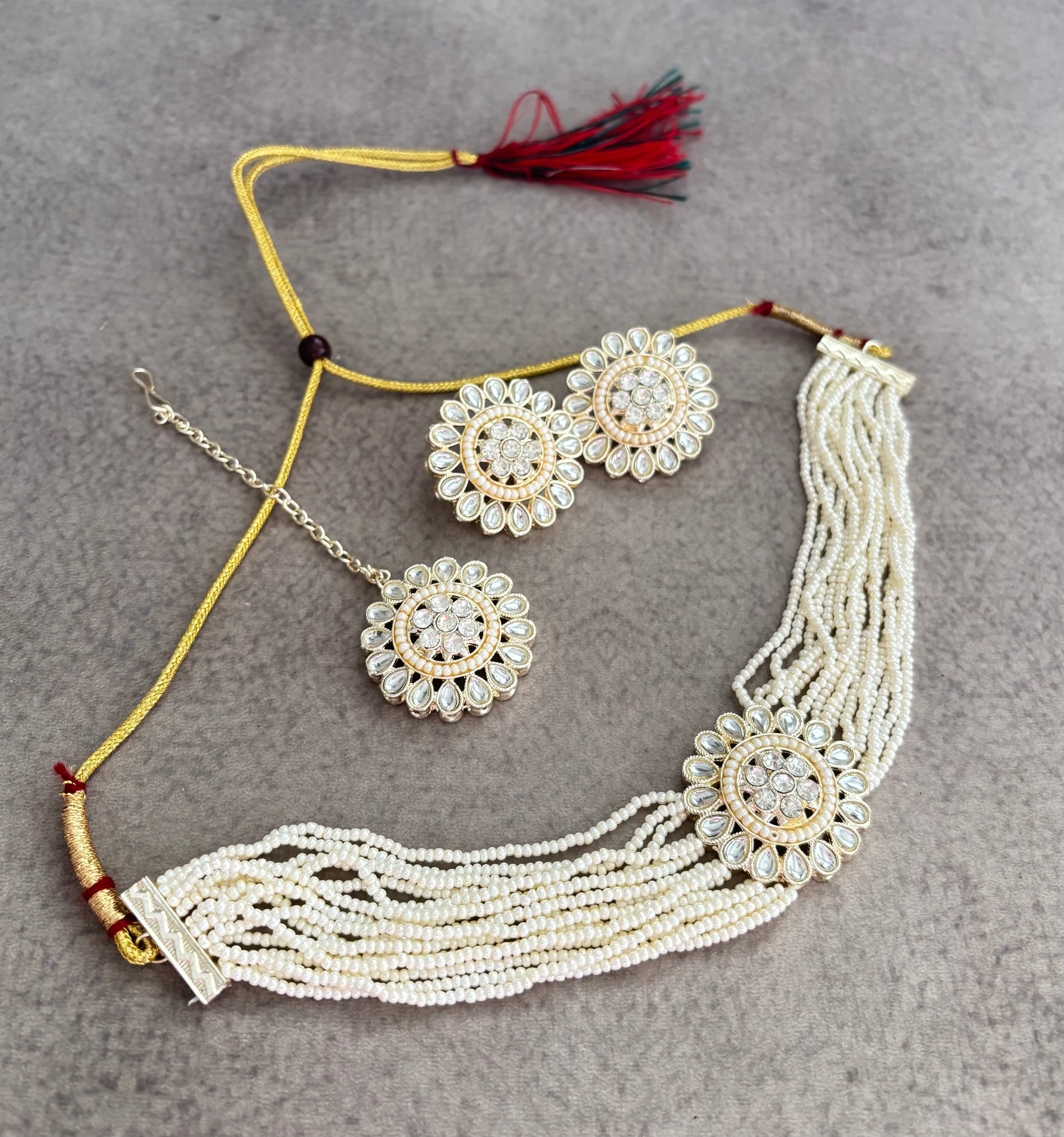 Round Kundan Choker Set with Maang Tikka Stud Earrings