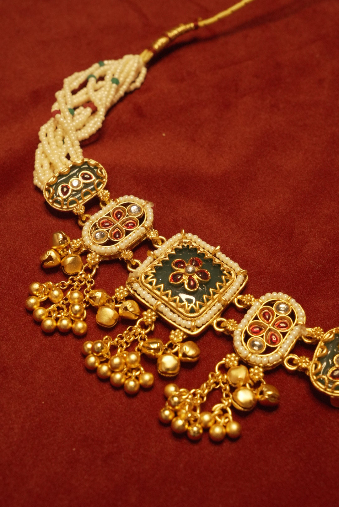 Zeenat Choker Set With Earrings