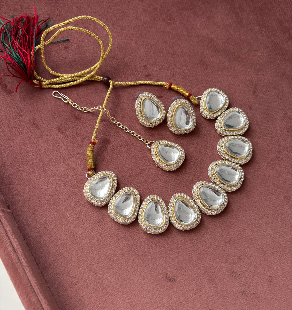 Sleek Necklace With Mang Tikka & Stud