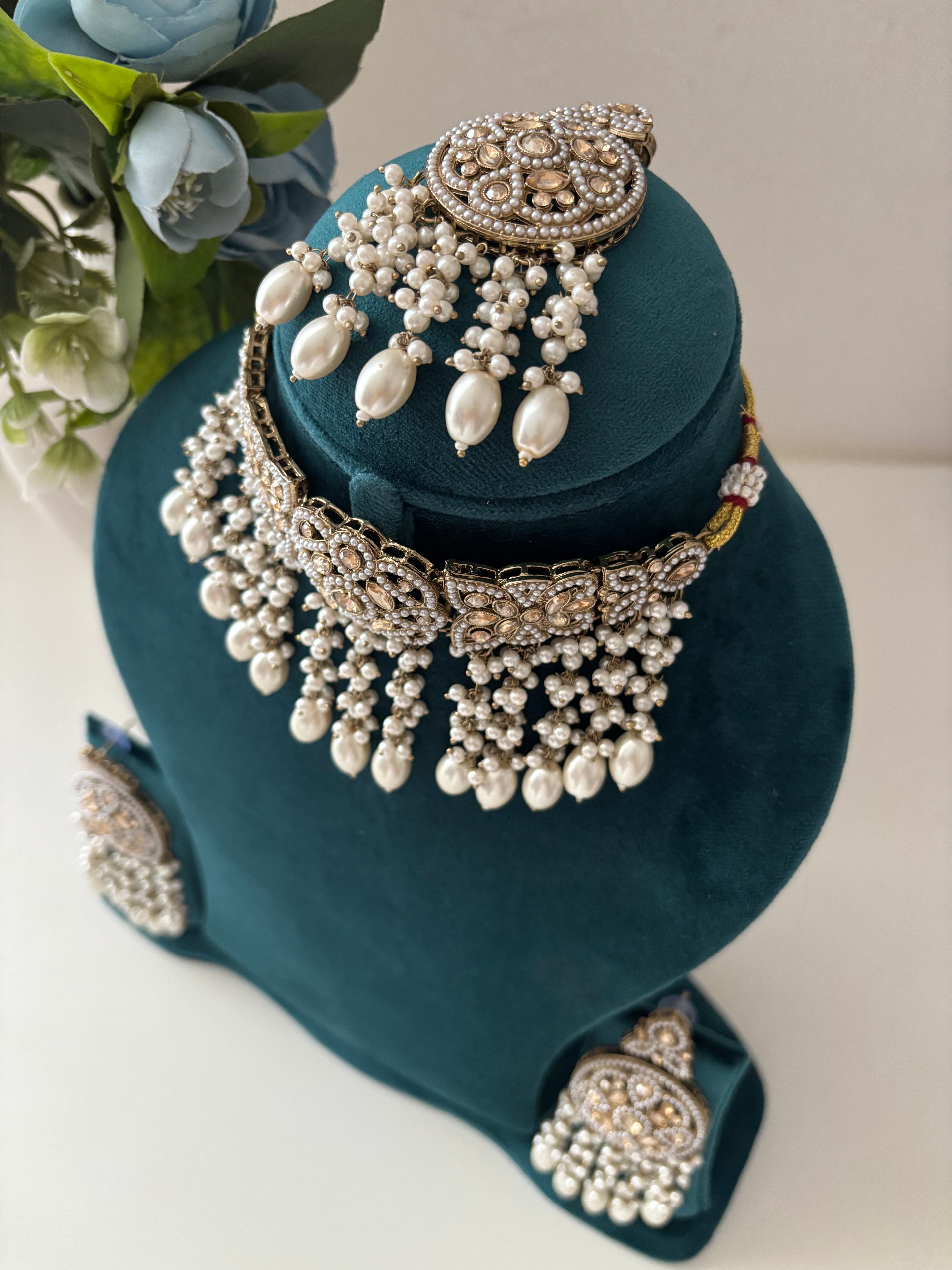 Jadau Choker Set With Layer Touch & Mang Tikka With Earrings