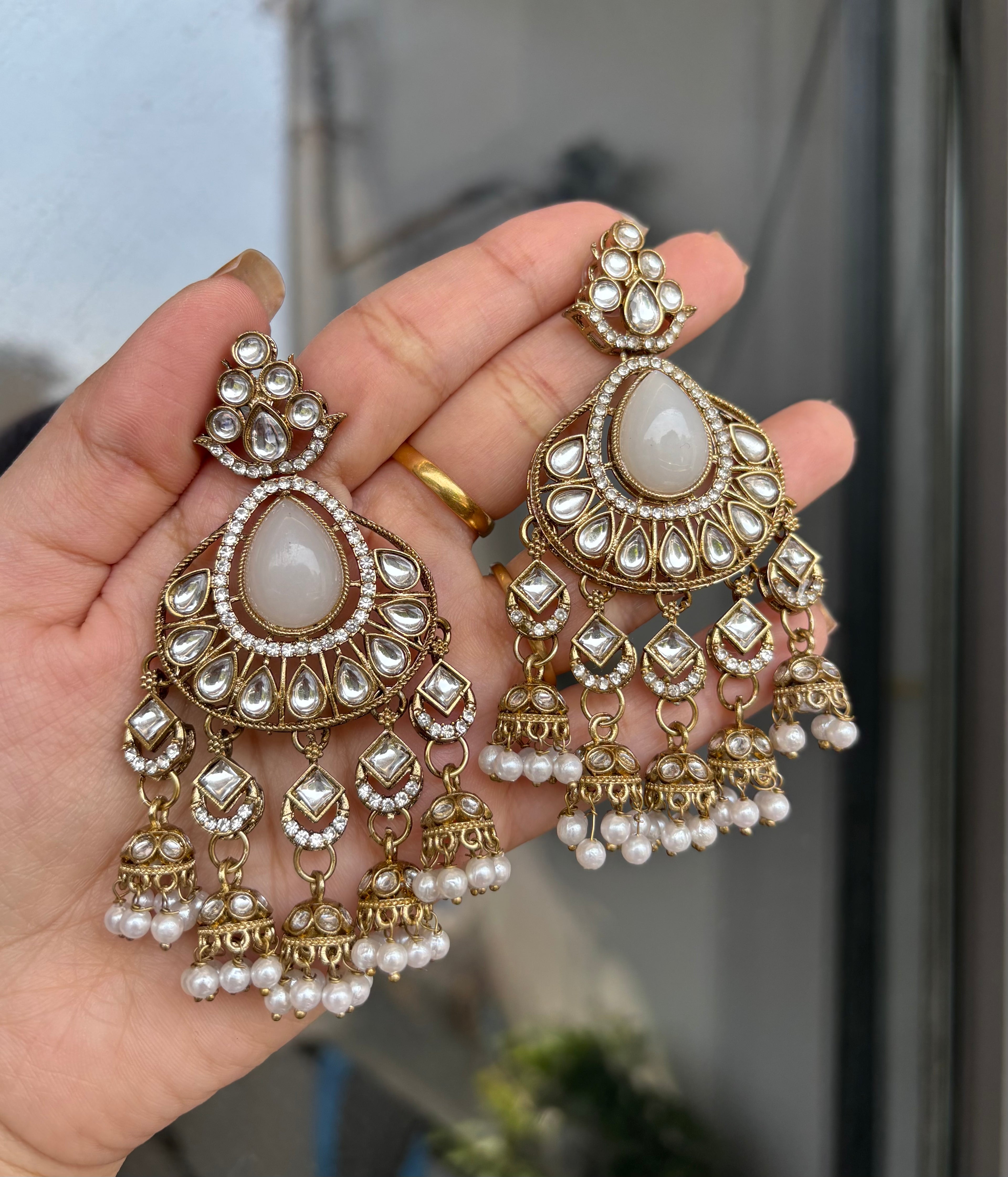 Aman Earrings ( Ivory )