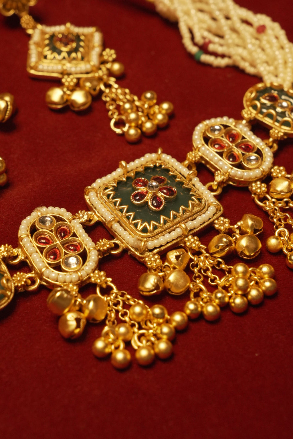 Zeenat Choker Set With Earrings