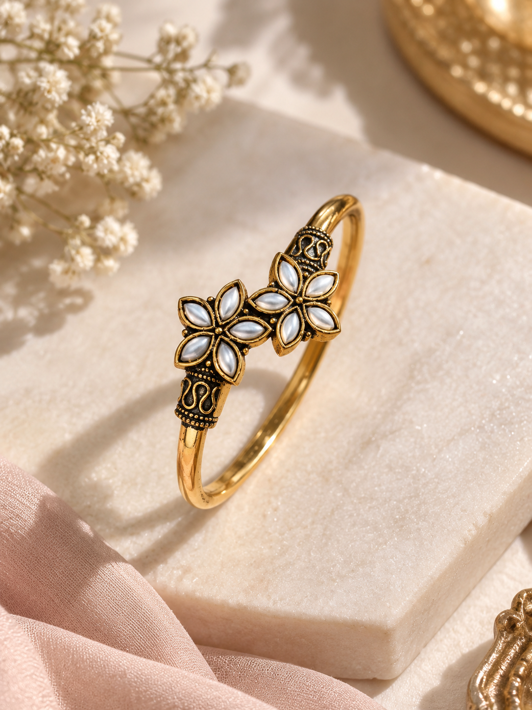 Twist Openable Antique Bracelet (Pearl)