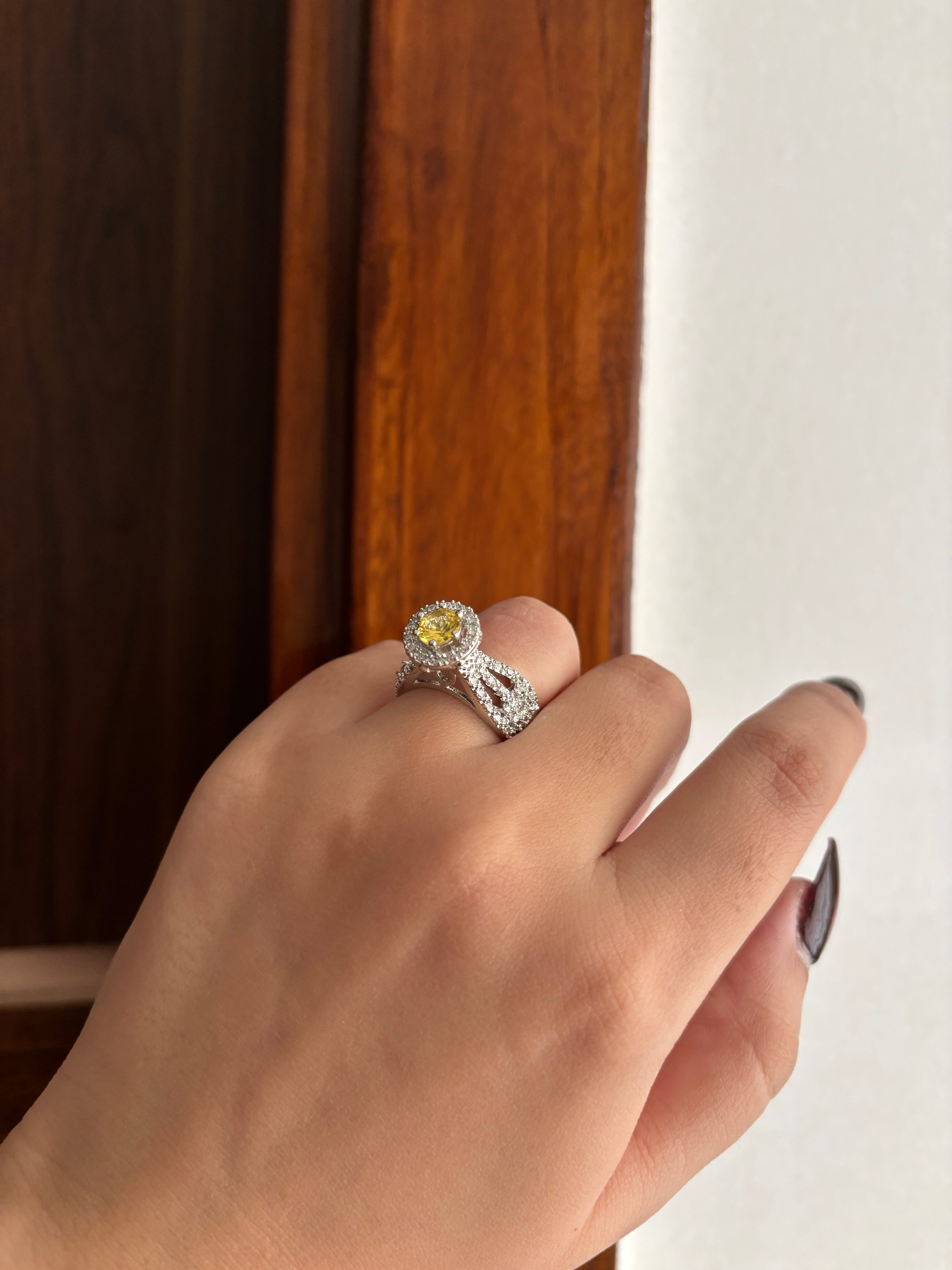 Queen Soilitare Yellow Adjustable Ring