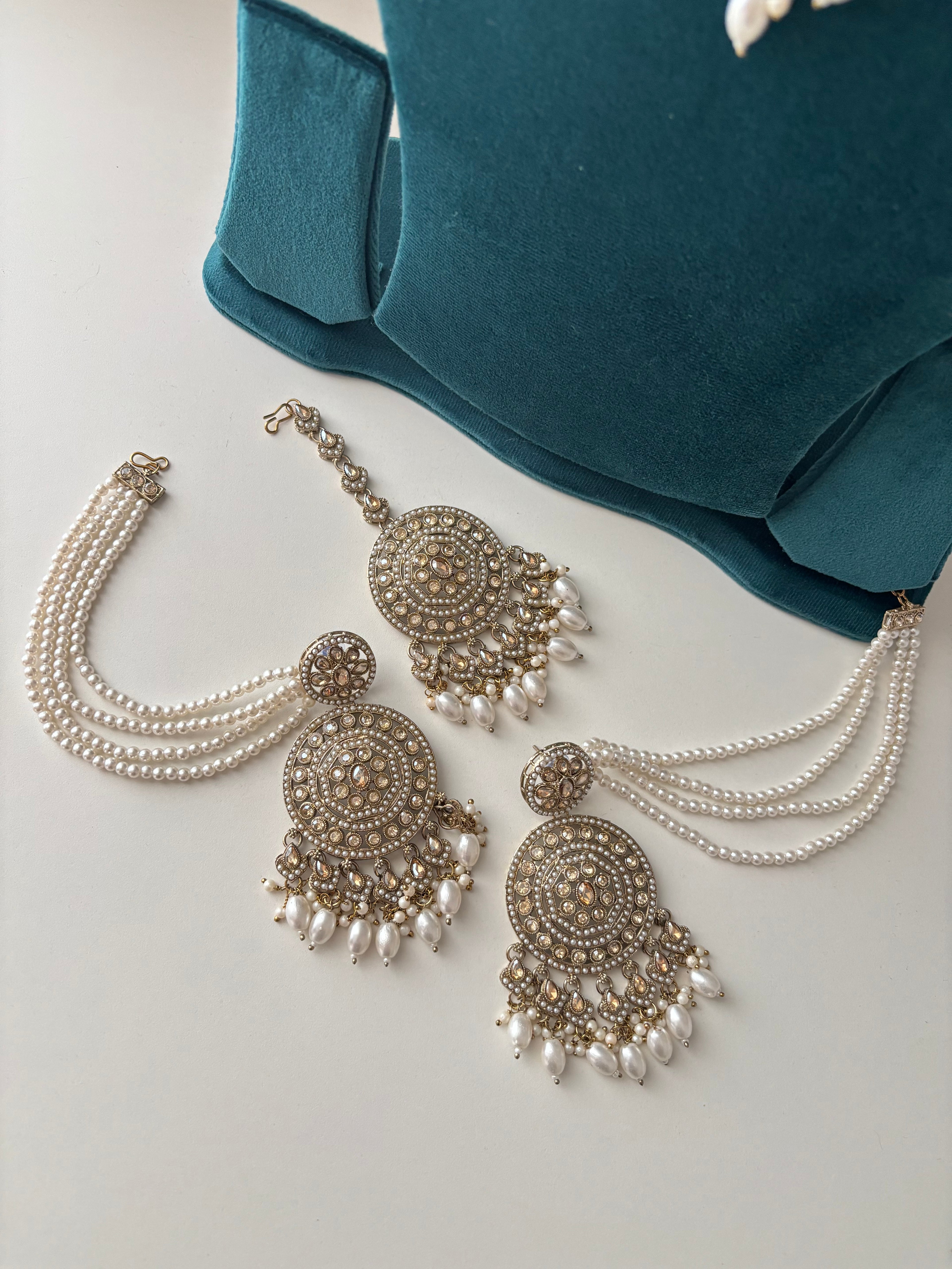 Nandani Choker Set With Mang Tikka & Earrings & Side Layer