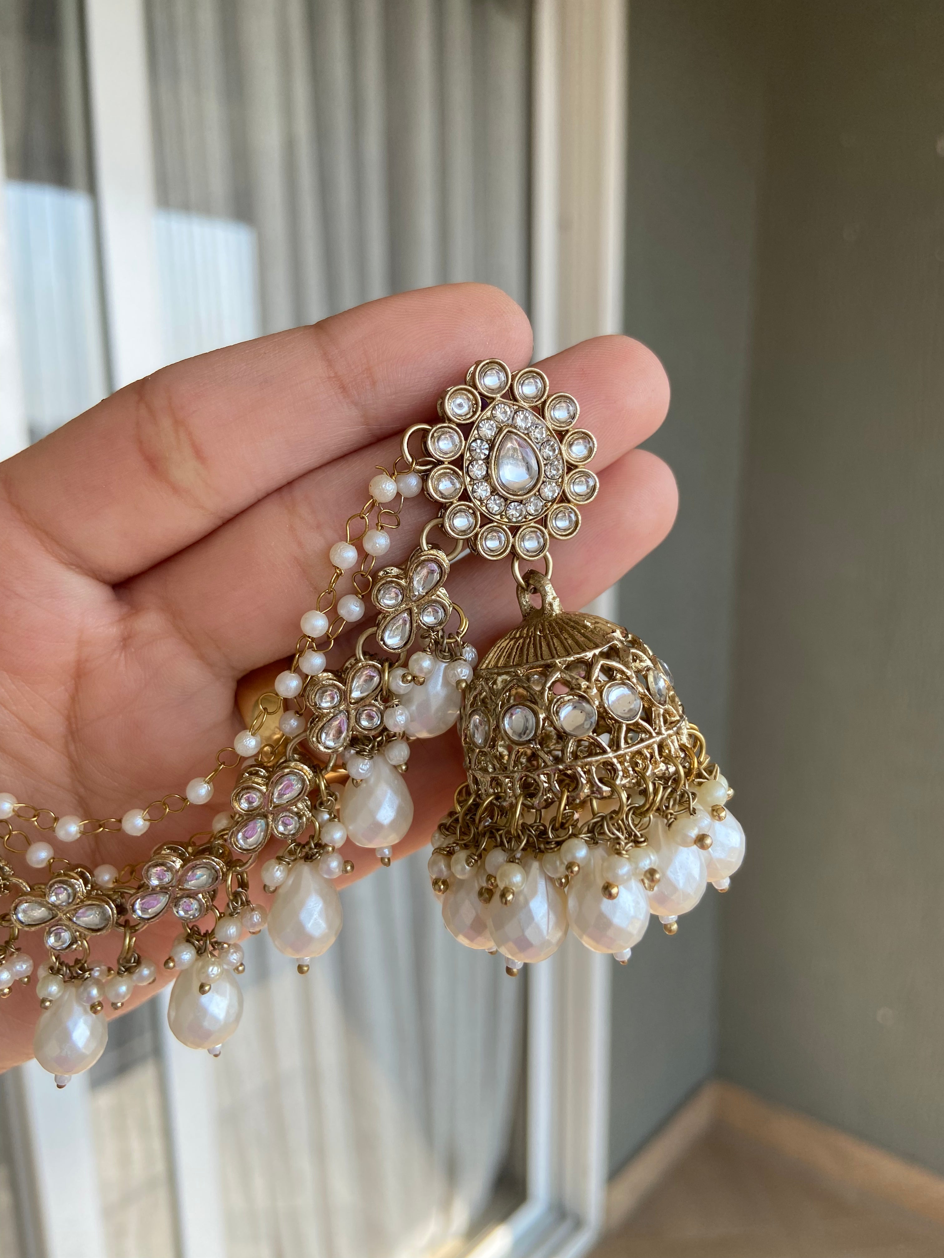 Lotus Mang Tikka With Jhumkas & Side Layers