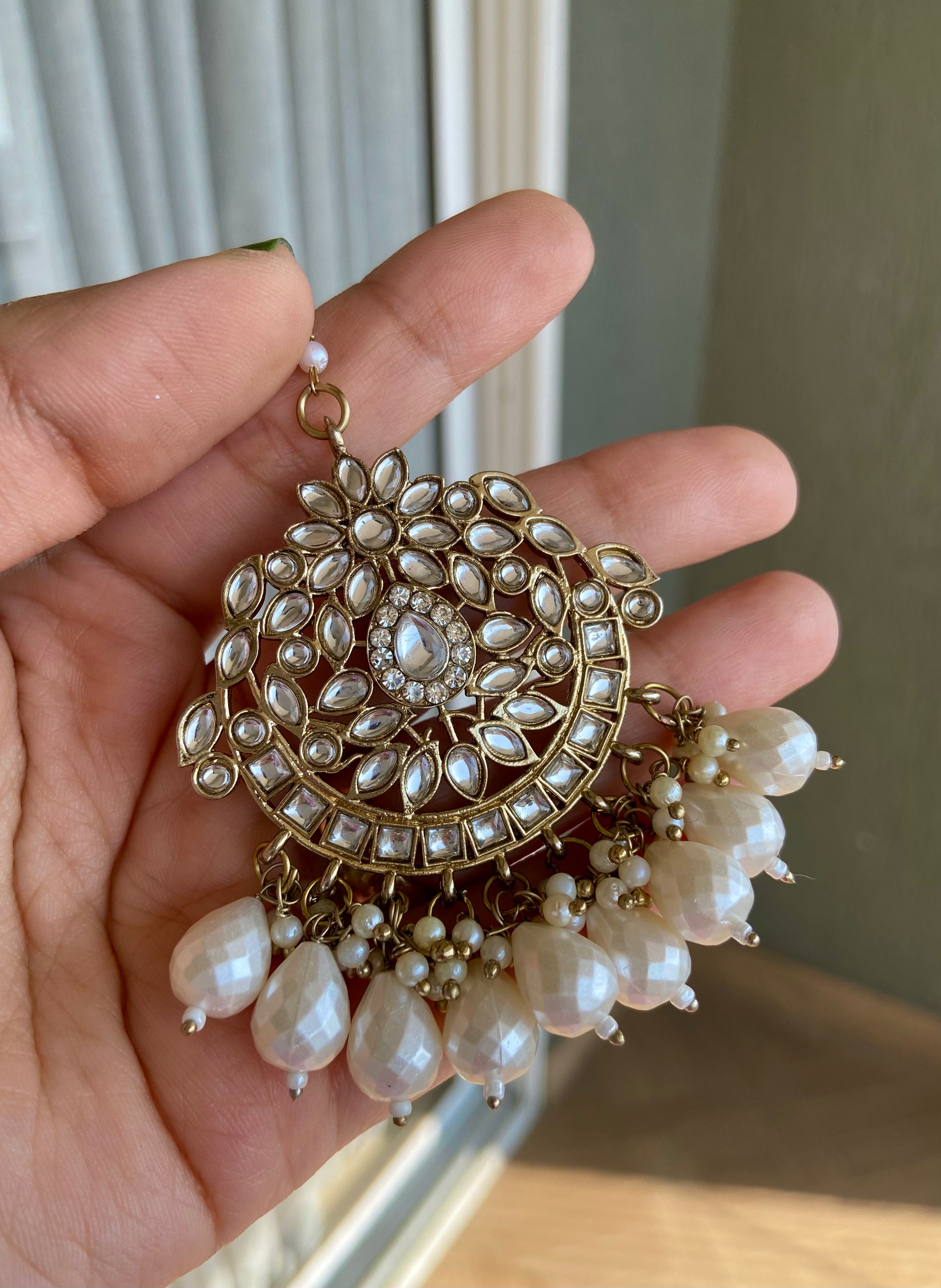 Lotus Mang Tikka With Jhumkas & Side Layers