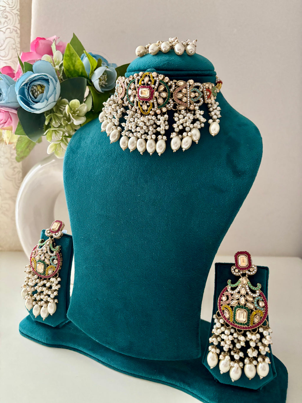 Jadau Choker Set With Layer Touch Mang Tikka & Earrings (Multi)