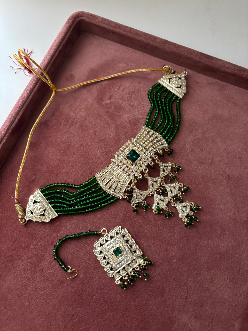 Jadau Emerald Choker Set With Mang Tikka