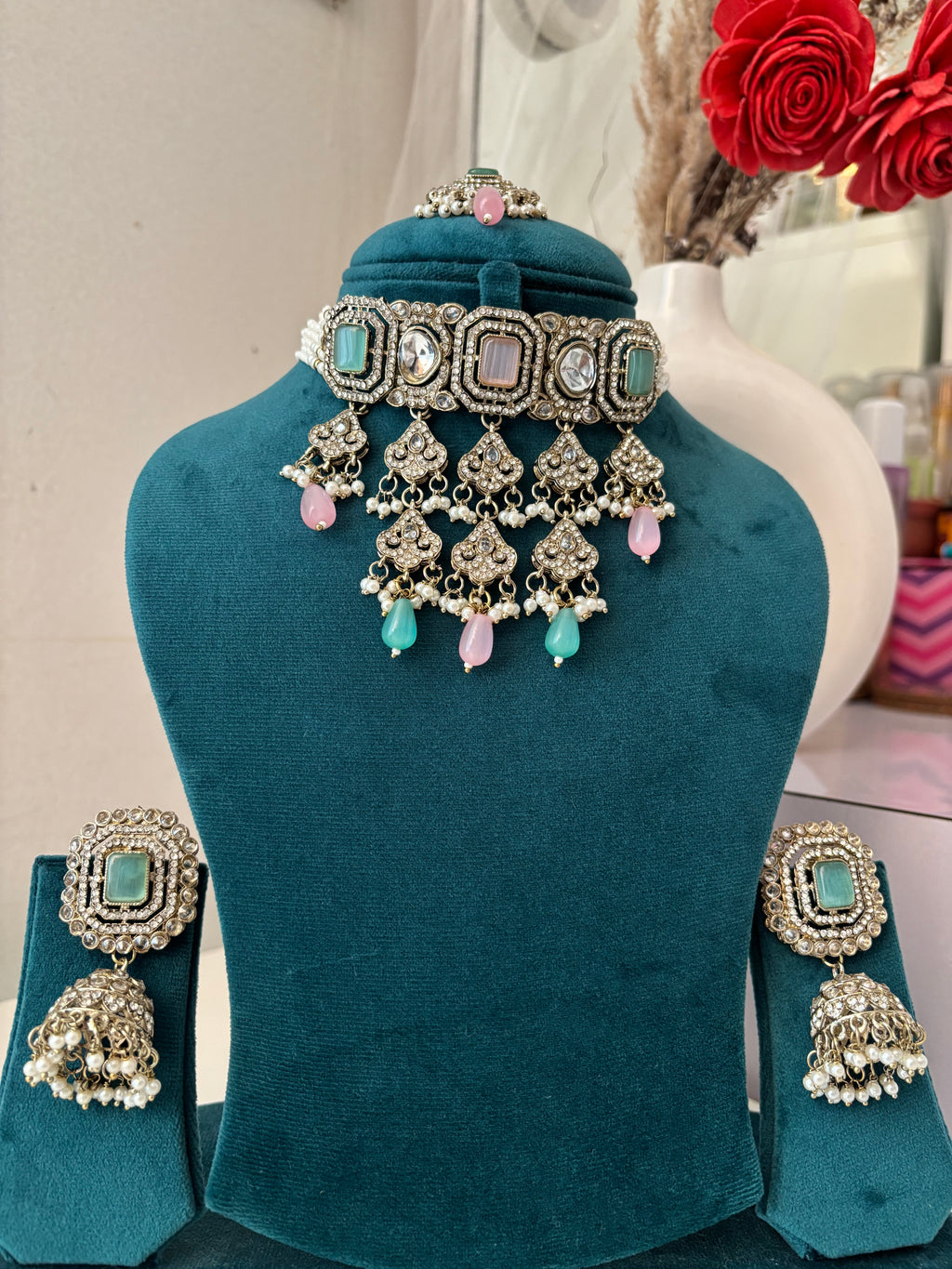 Zoya Layer Necklace With Mang Tikka & Jhumkas (Pink/Mint)