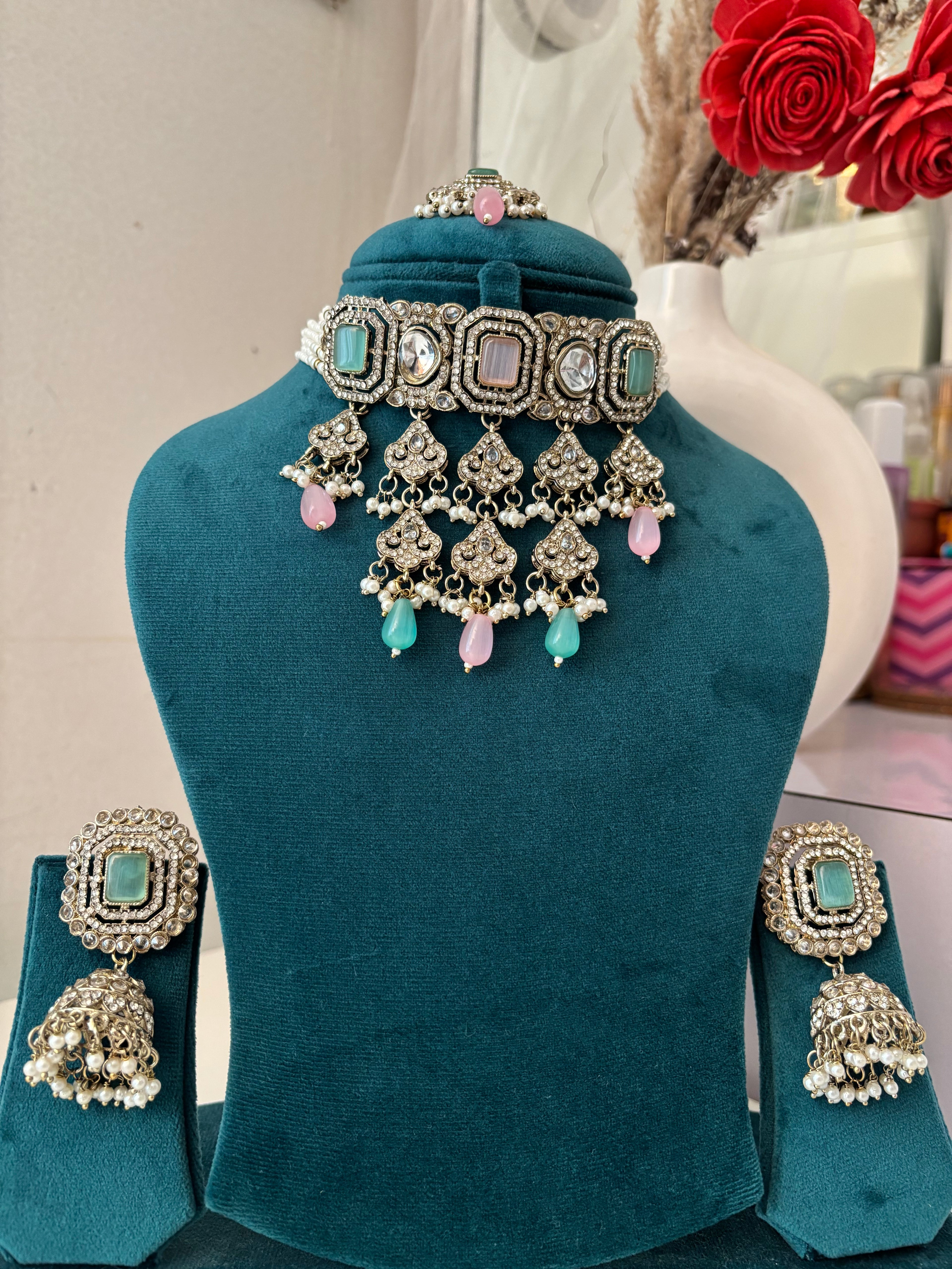 Zoya Layer Necklace With Mang Tikka & Jhumkas (Pink/Mint)