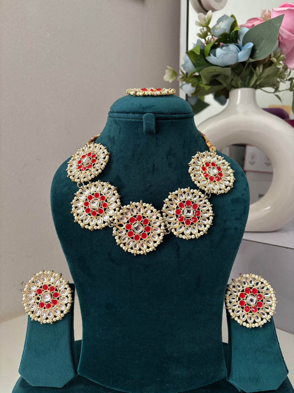 Round Kundan Choker Set With Mang Tikka & Stud (Red)