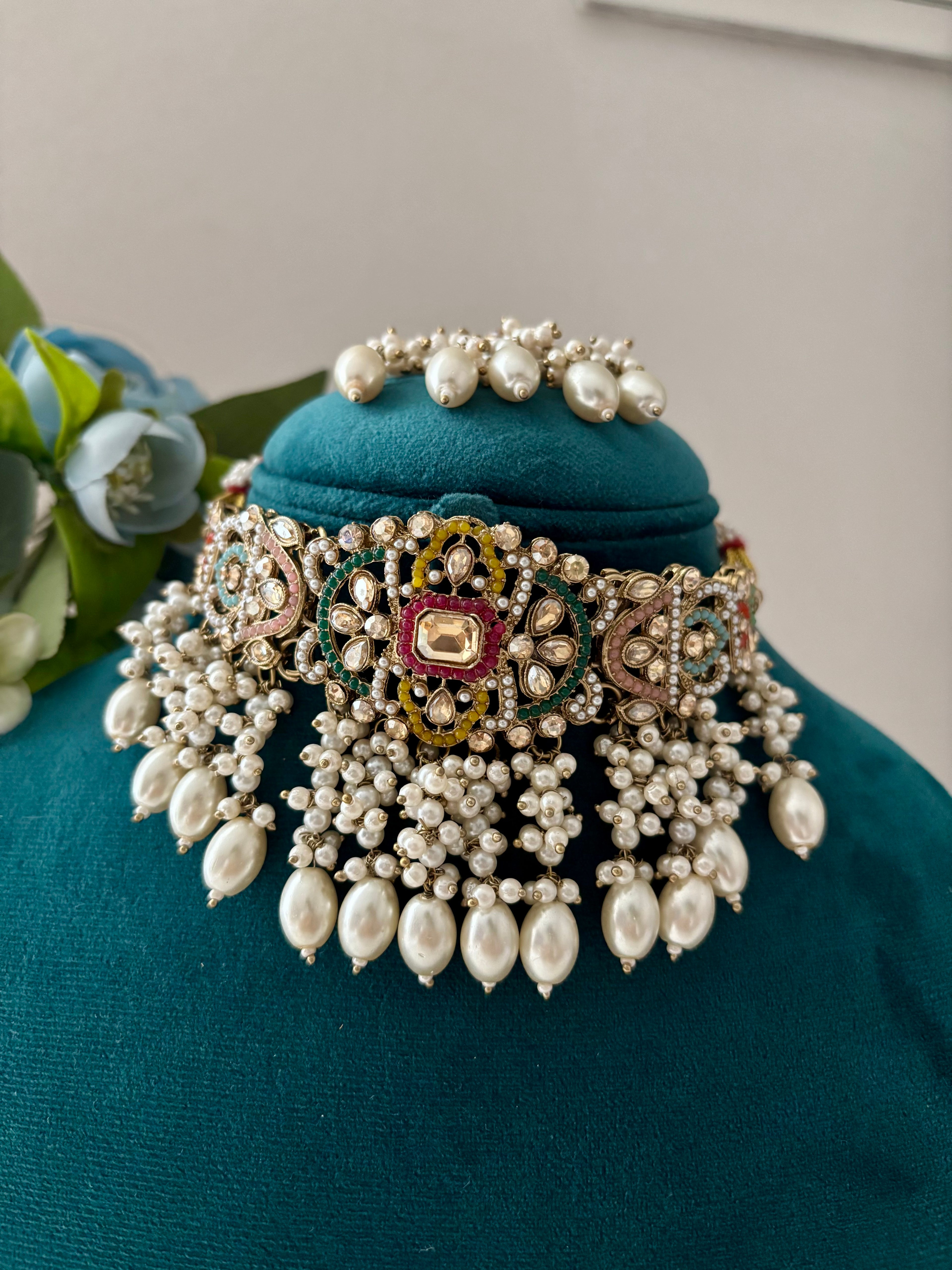 Jadau Choker Set With Layer Touch Mang Tikka & Earrings (Multi)