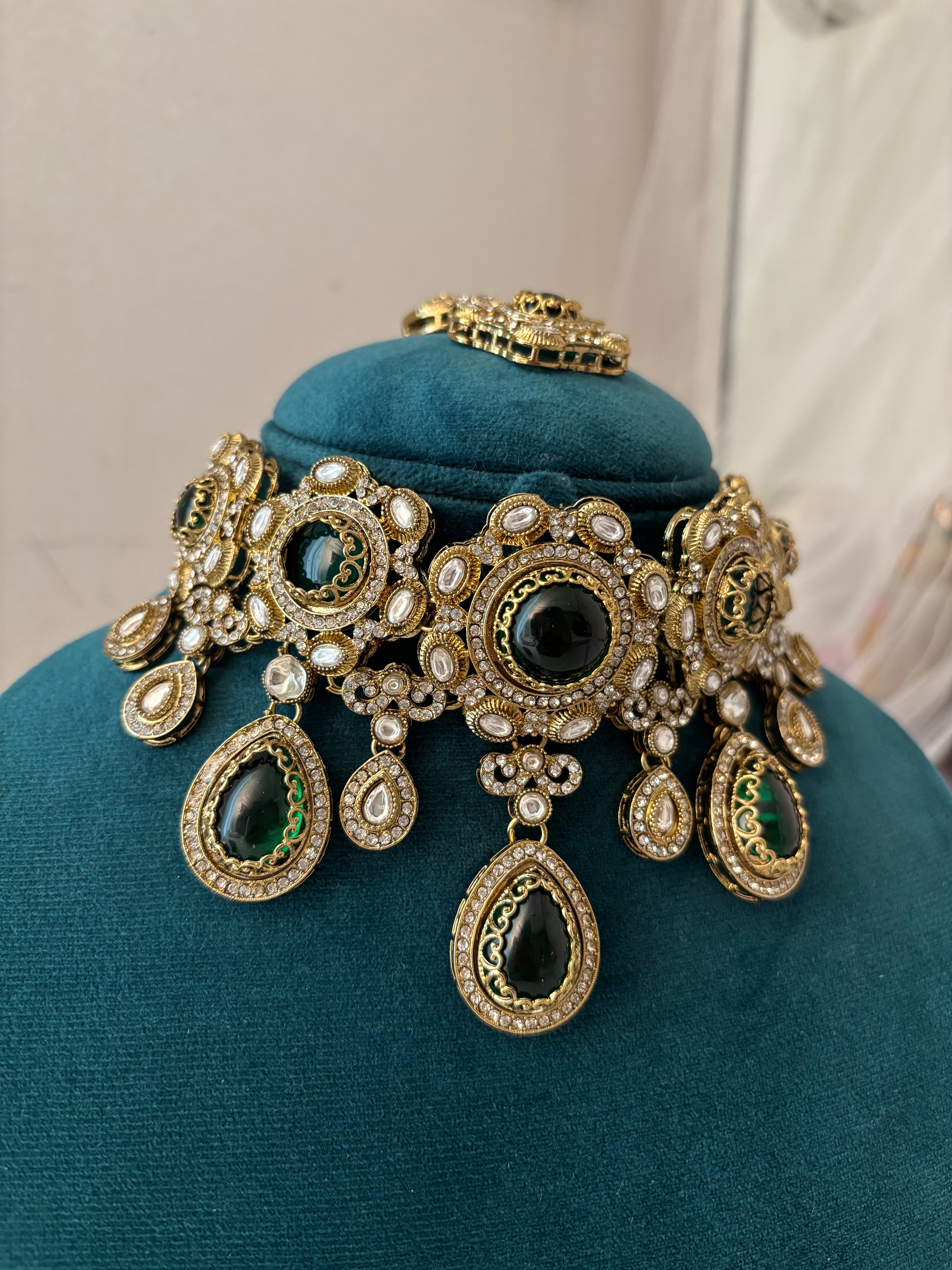 Princess Jasmine Turkish Necklace With Mang Tikka & Earrings (Emerald)