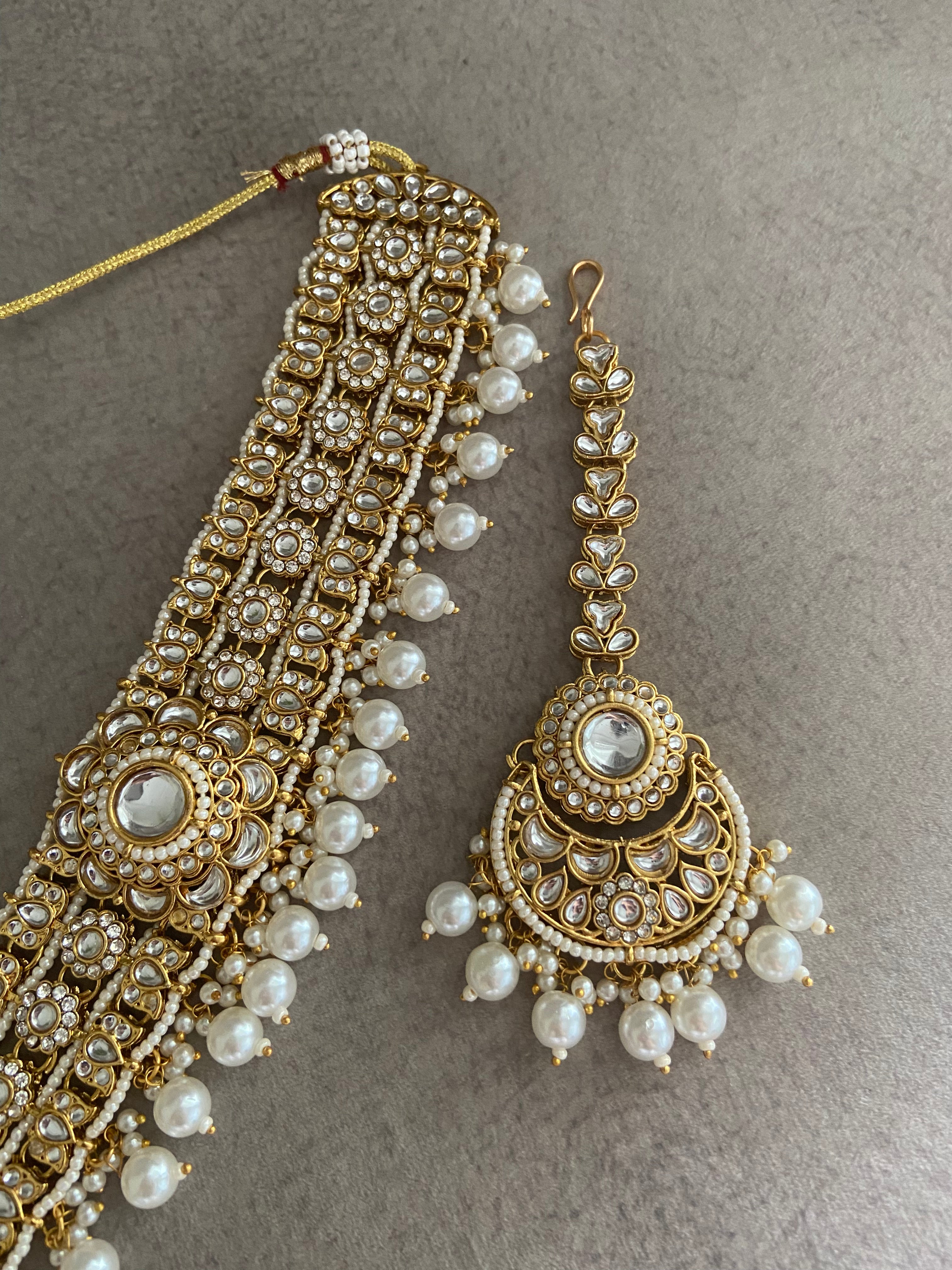Classic Choker Set With Mang Tikka & Jhumkas