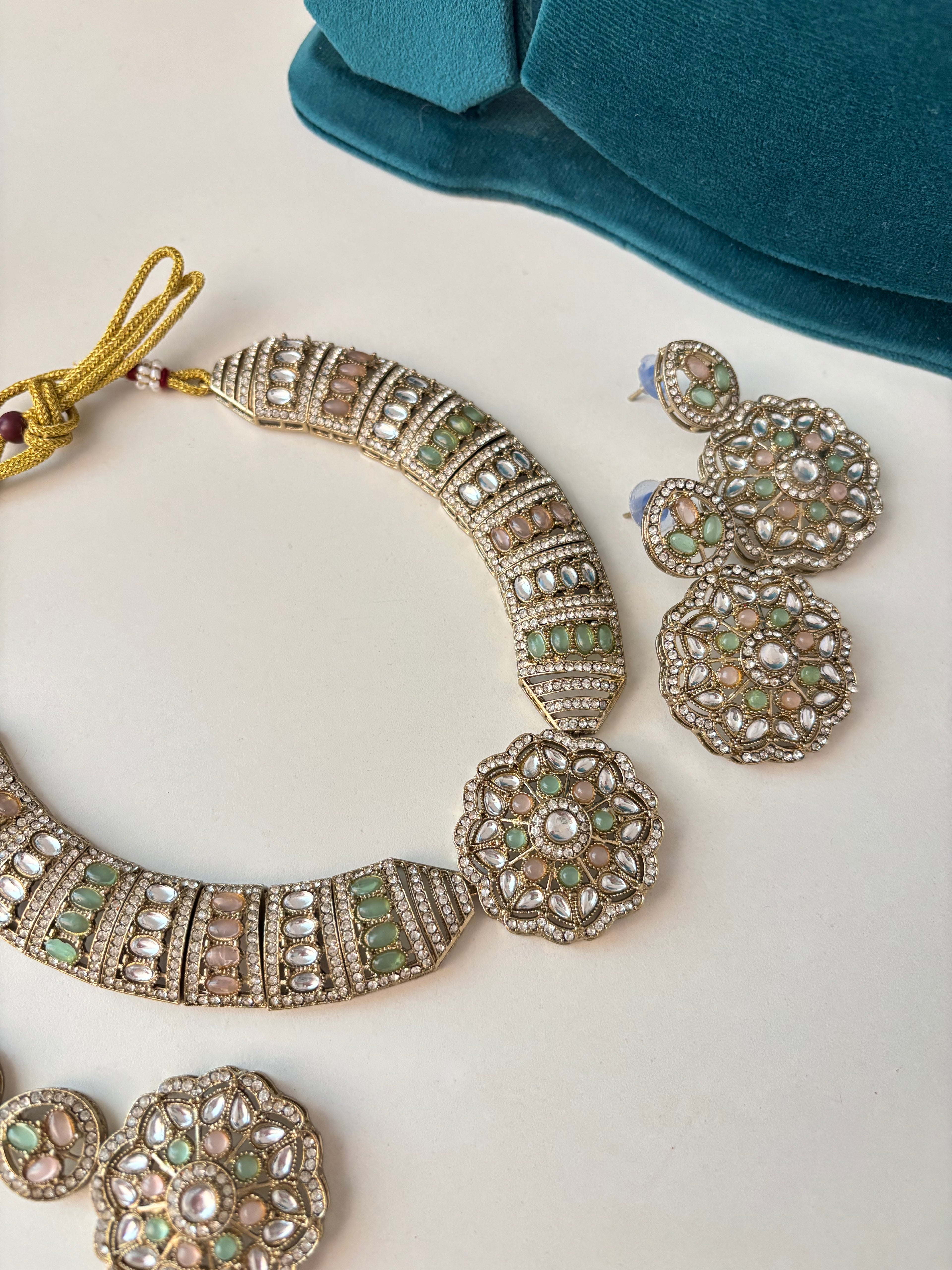 Royal Kundan Hasli Look Necklace With Mang Tikka & Earrings (Pink/Mint)