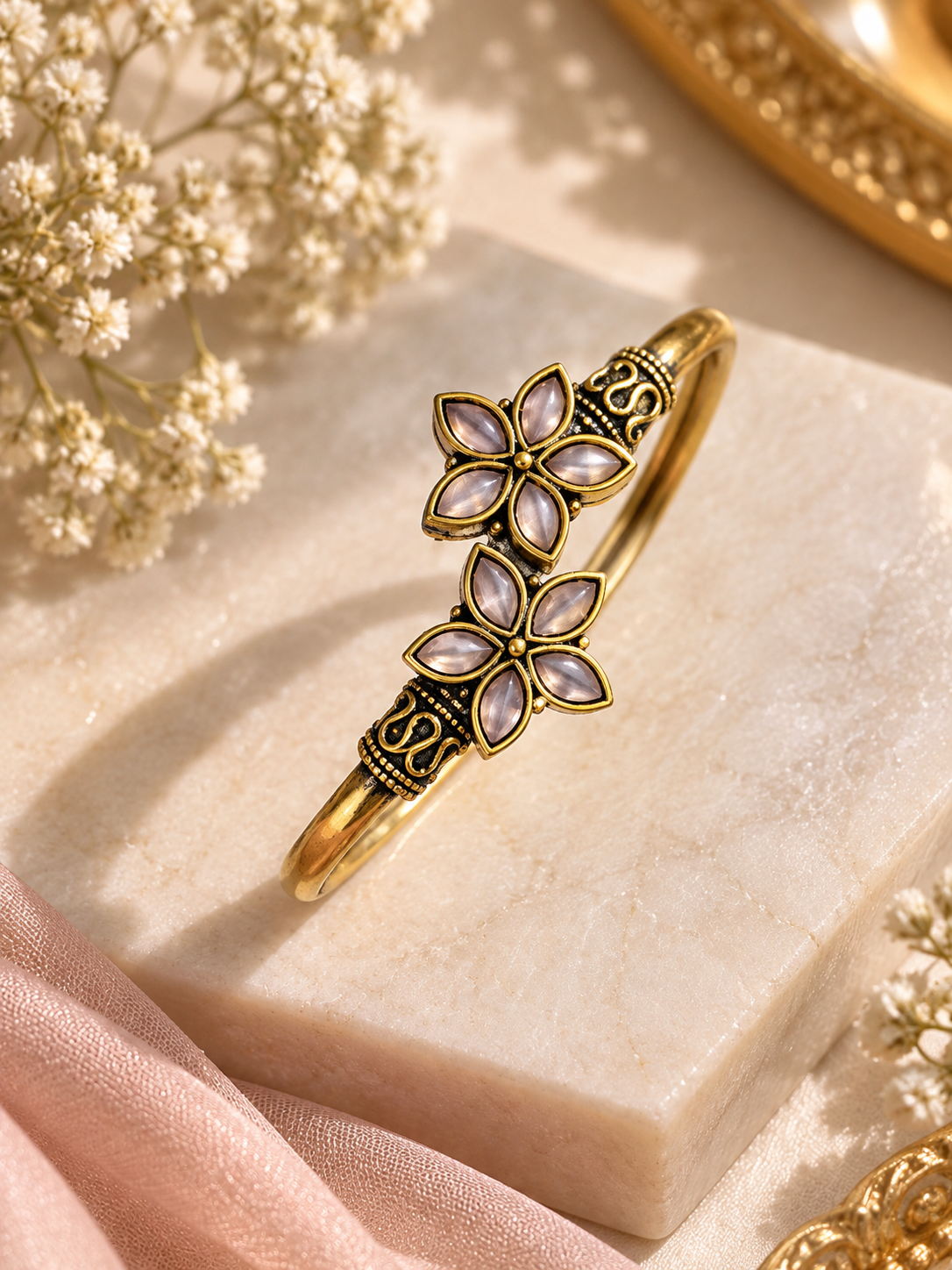 Twist Openable Antique Bracelet (Golden)