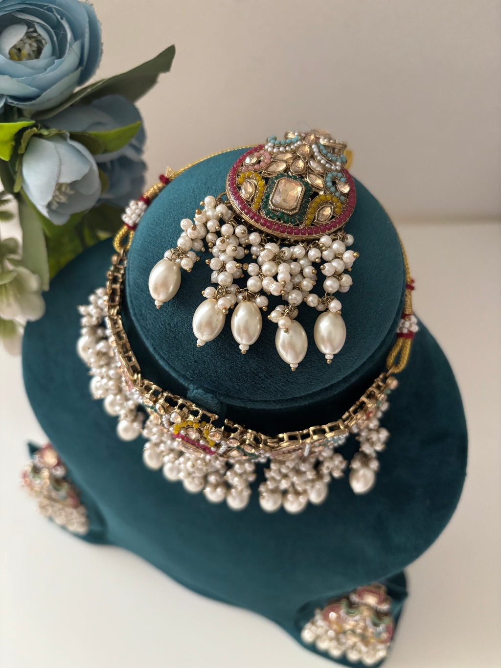 Jadau Choker Set With Layer Touch Mang Tikka & Earrings (Multi)