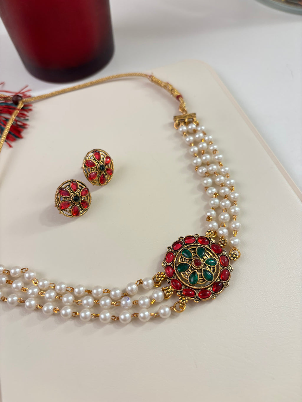 Round Choker Set In Pearls Touch With Stud
