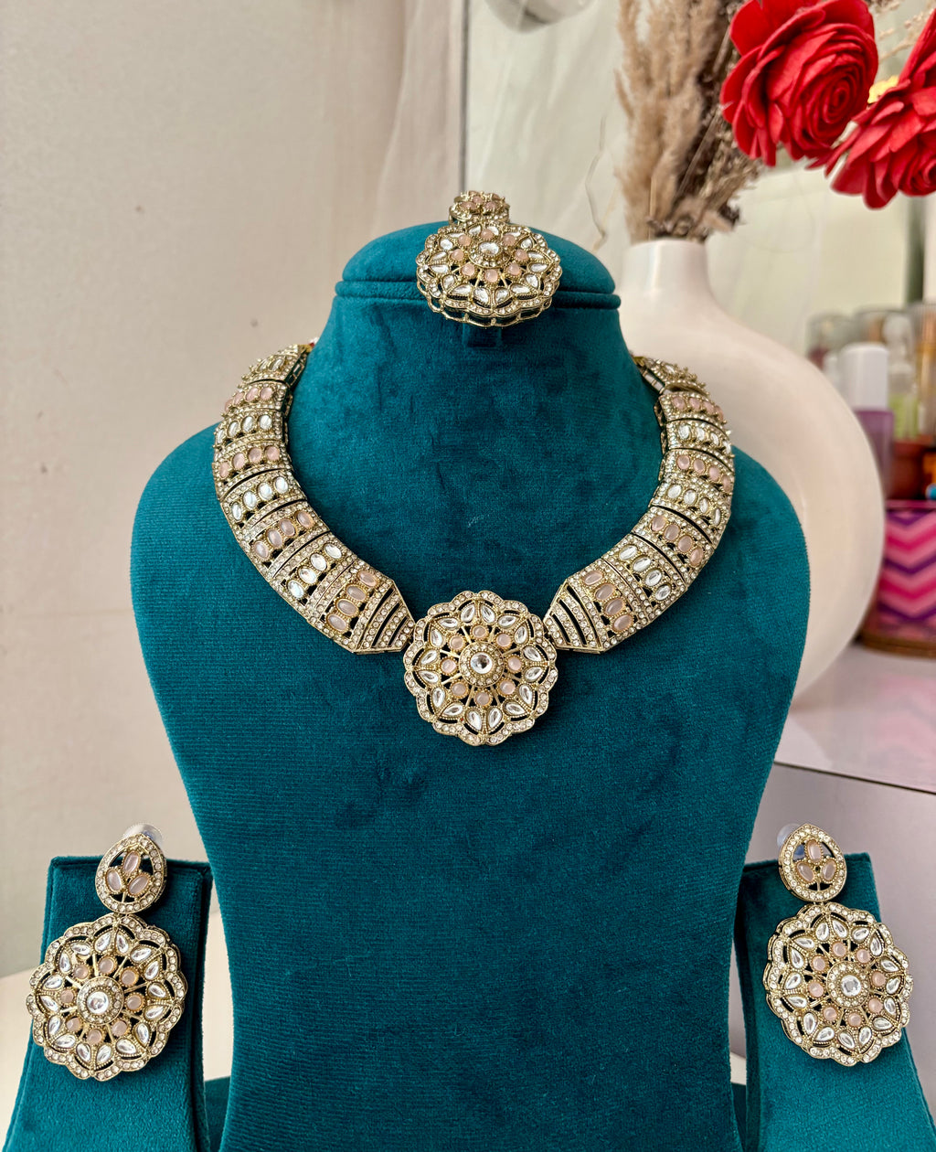 Royal Kundan Hasli Look Necklace With Mang Tikka & Earrings (Pink)