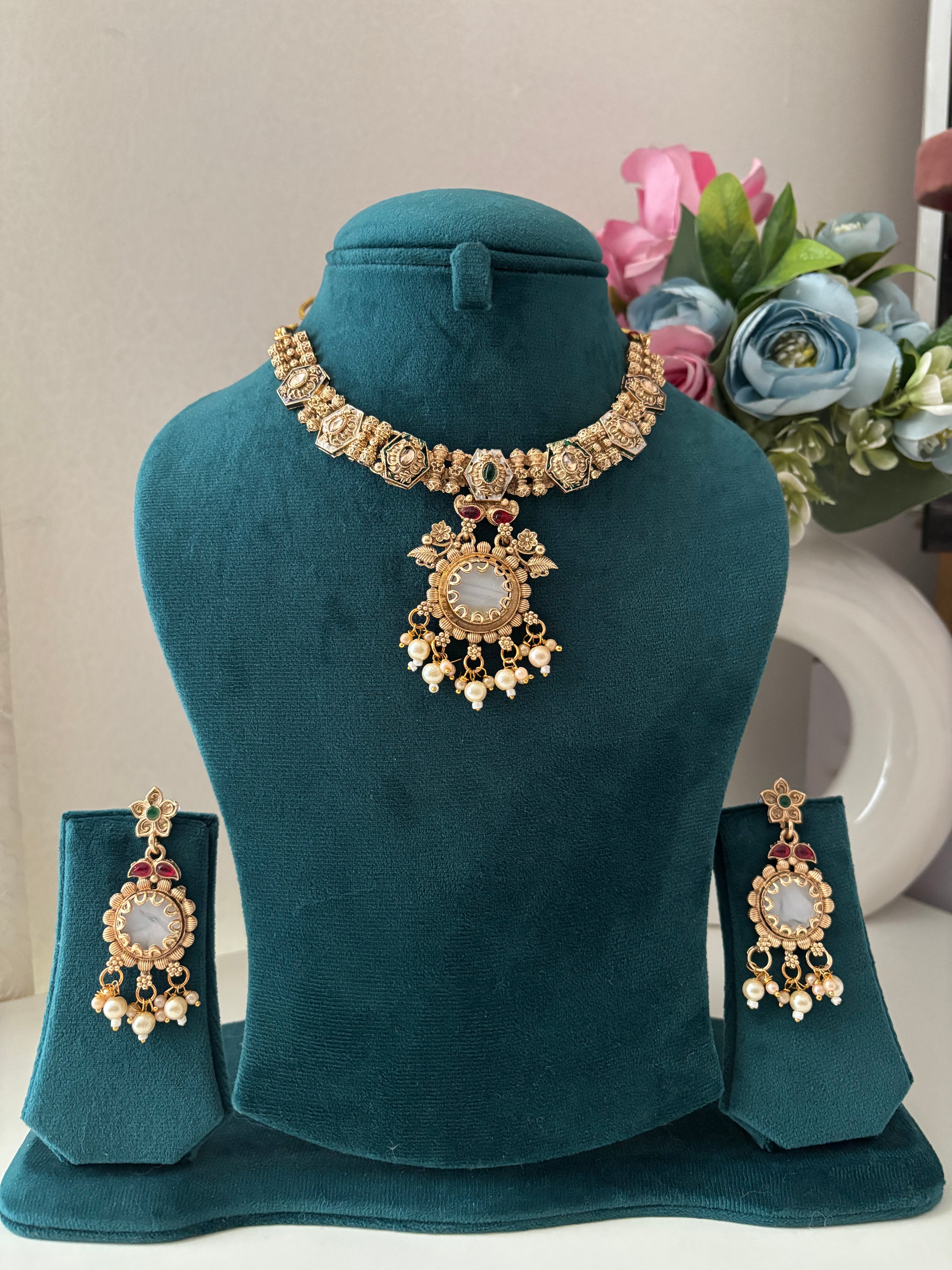 Classy Heritage Necklace With Earrings