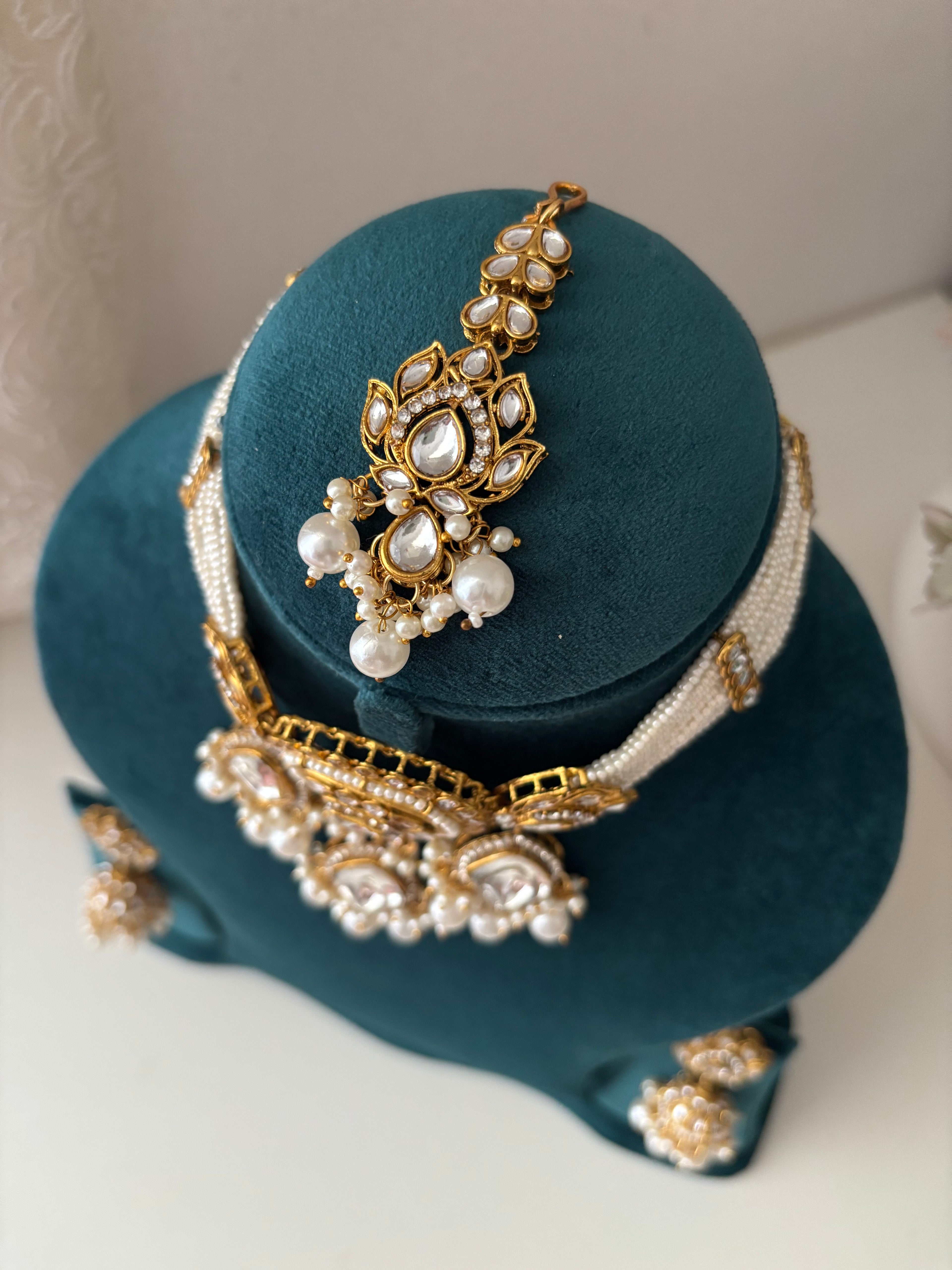 Kundan Choker Set With Mang Tikka & Jhumkas