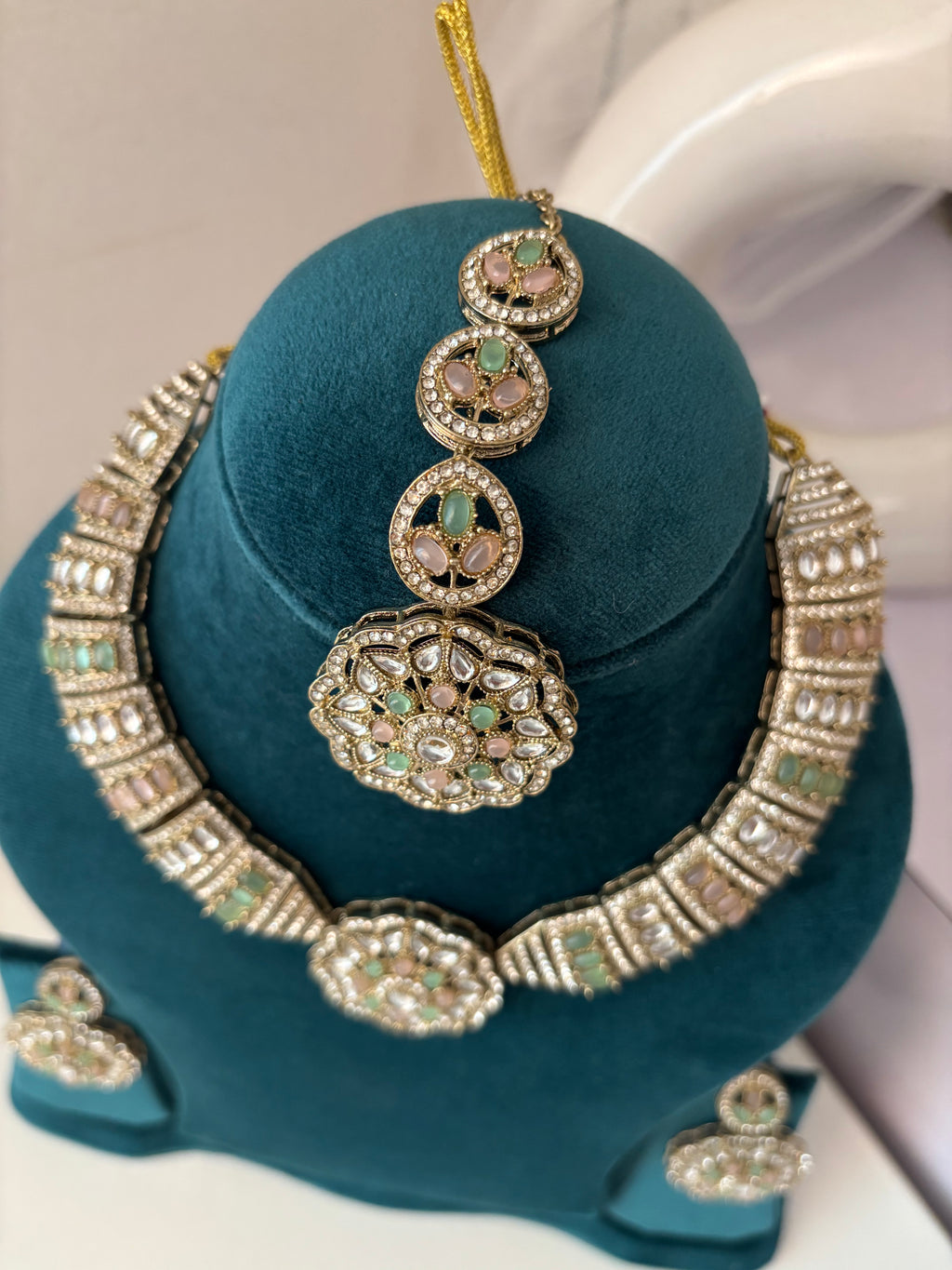 Royal Kundan Hasli Look Necklace With Mang Tikka & Earrings (Pink/Mint)