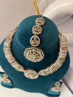 Royal Kundan Hasli Look Necklace With Mang Tikka & Earrings (Pink/Mint)