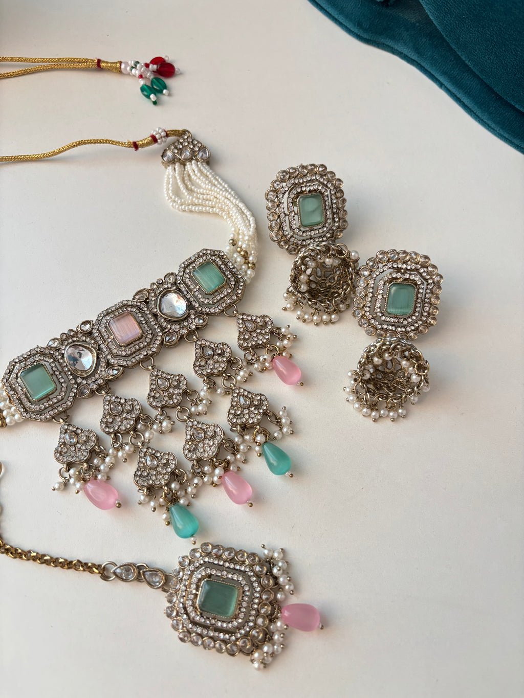 Zoya Layer Necklace With Mang Tikka & Jhumkas (Pink/Mint)