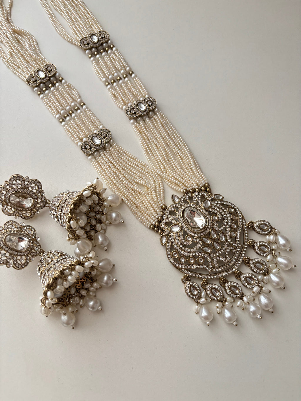 Sakshi Long Haar With Jhumkas (Ivory)