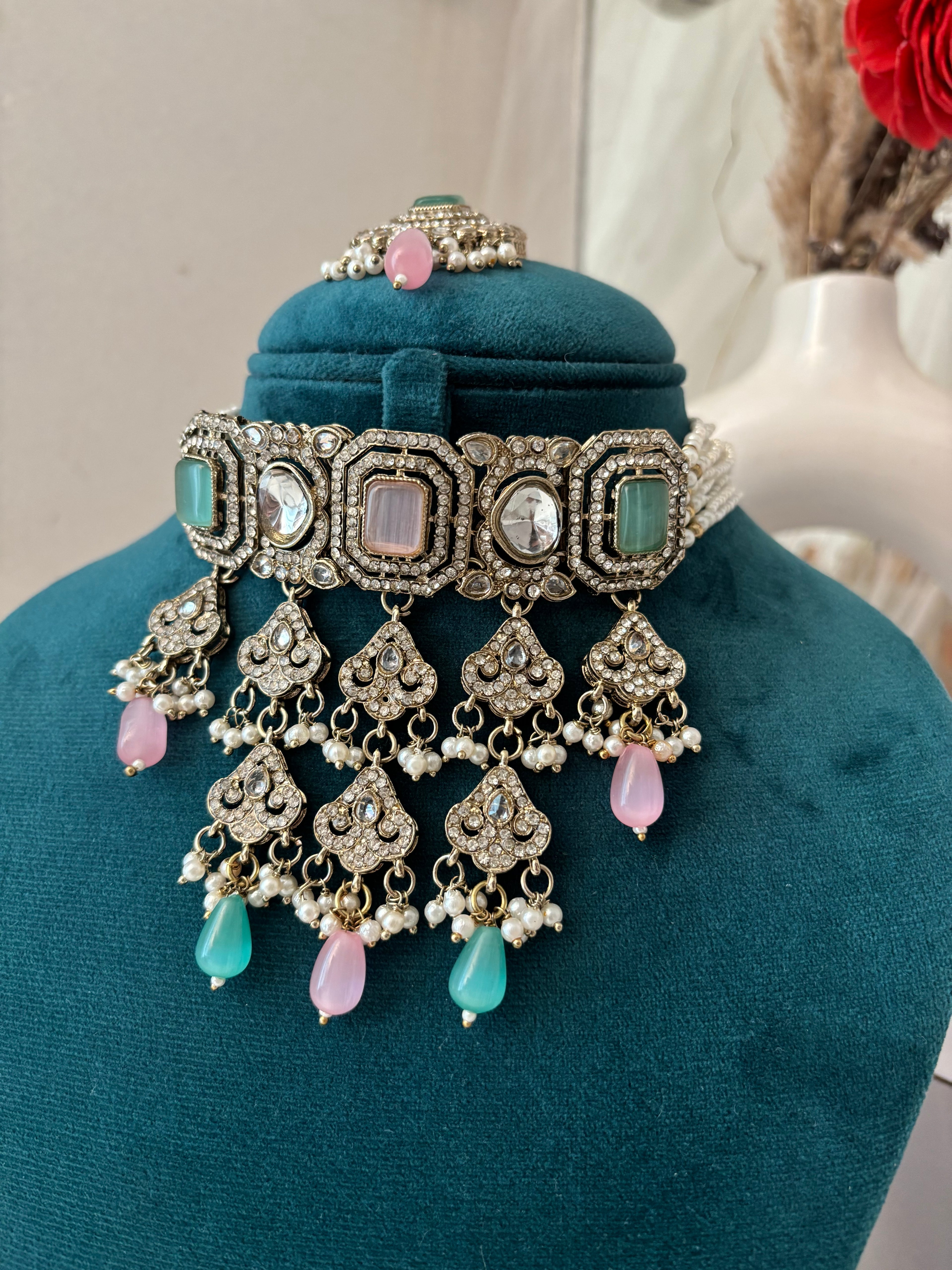 Zoya Layer Necklace With Mang Tikka & Jhumkas (Pink/Mint)
