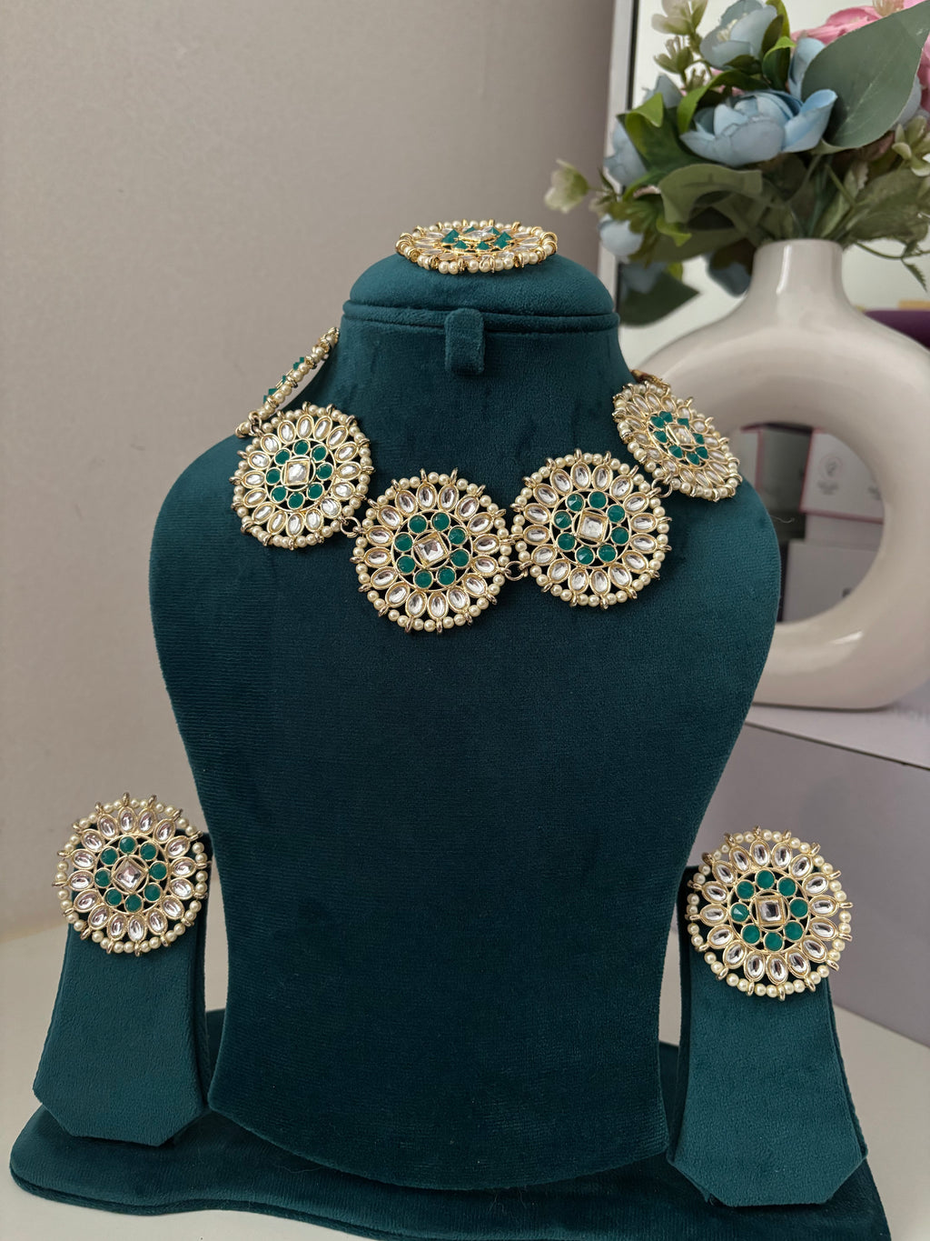 Round Kundan Choker Set With Mang Tikka & Stud (Emerald)
