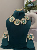Round Kundan Choker Set With Mang Tikka & Stud (Emerald)
