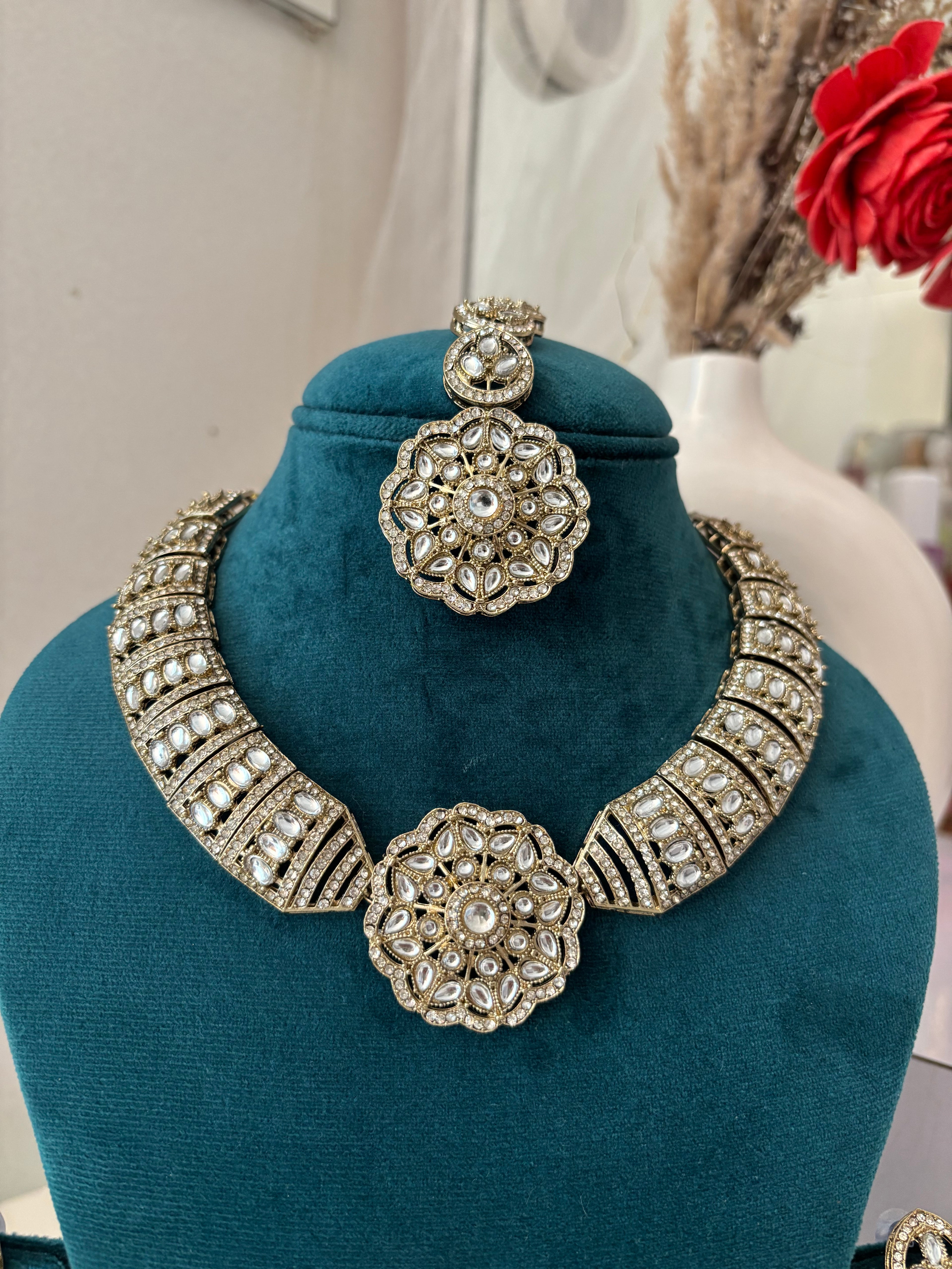 Royal Kundan Hasli Look Necklace With Mang Tikka & Earrings