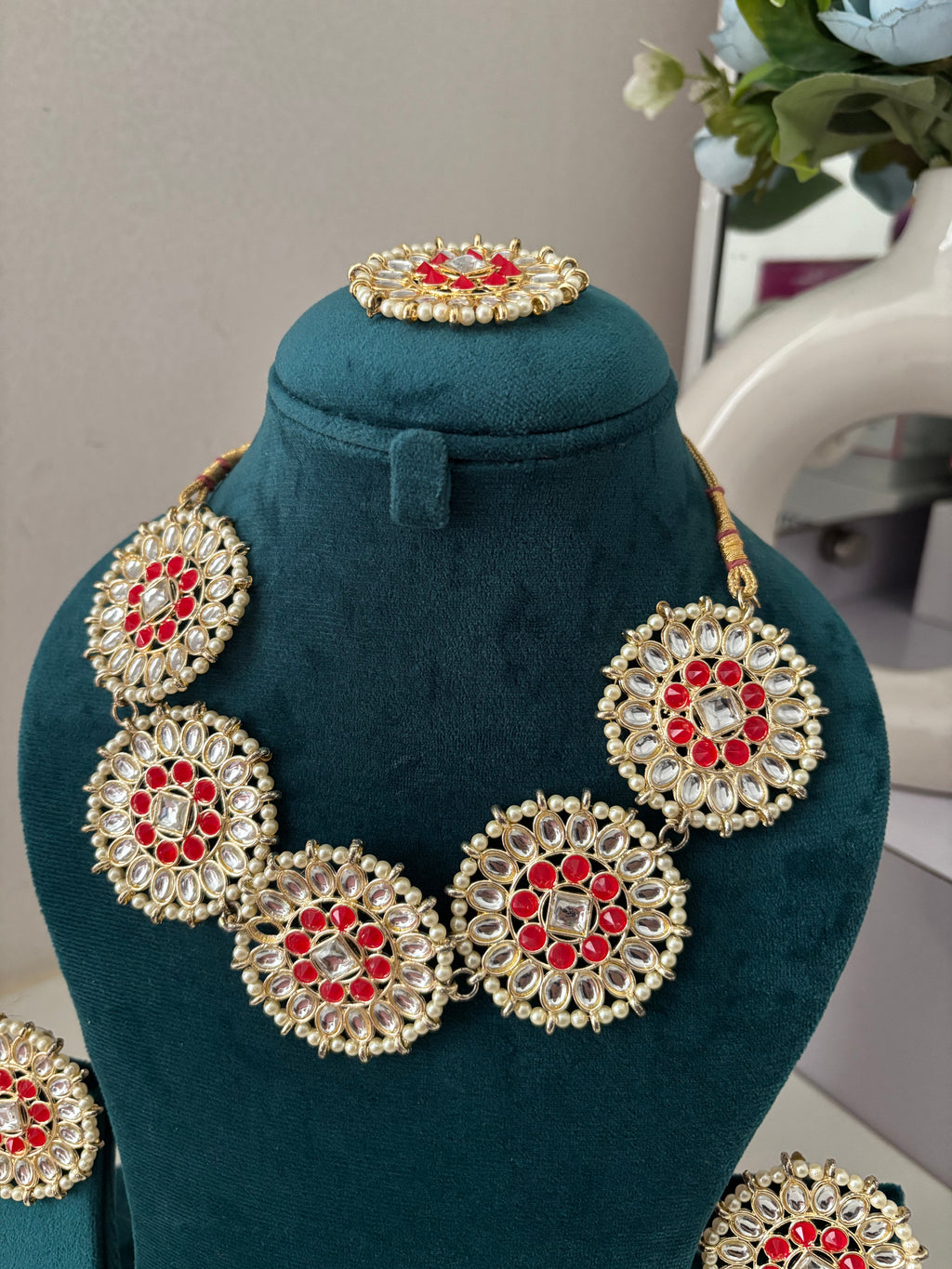Round Kundan Choker Set With Mang Tikka & Stud (Red)
