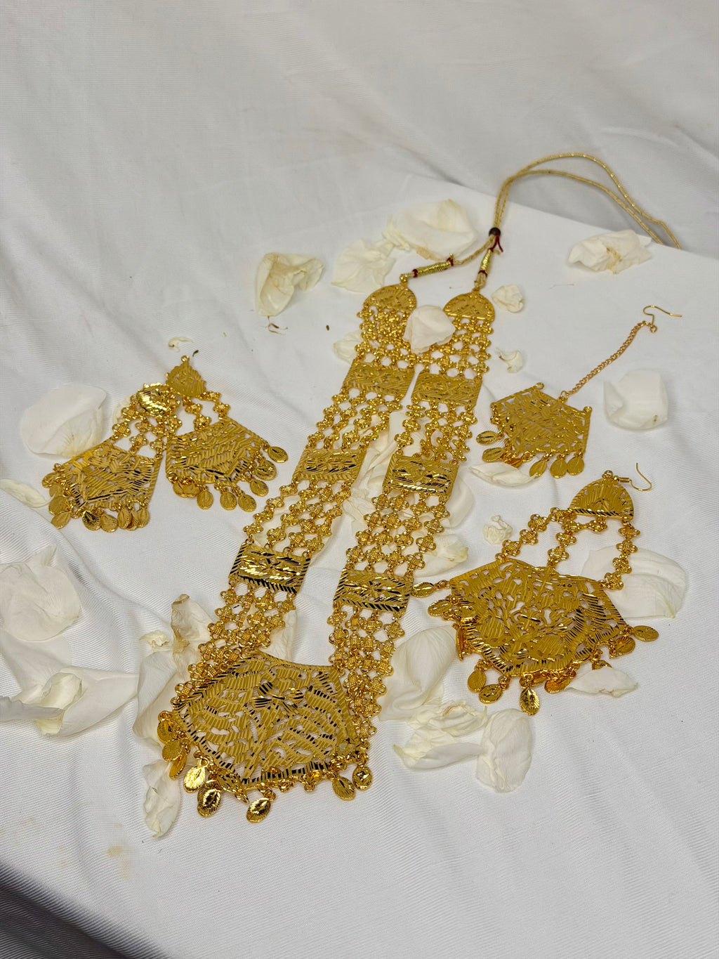 Royal Punjabi Style Gold Look Like Rani Haar With Mang Tikka Long Earrings & Jhumar