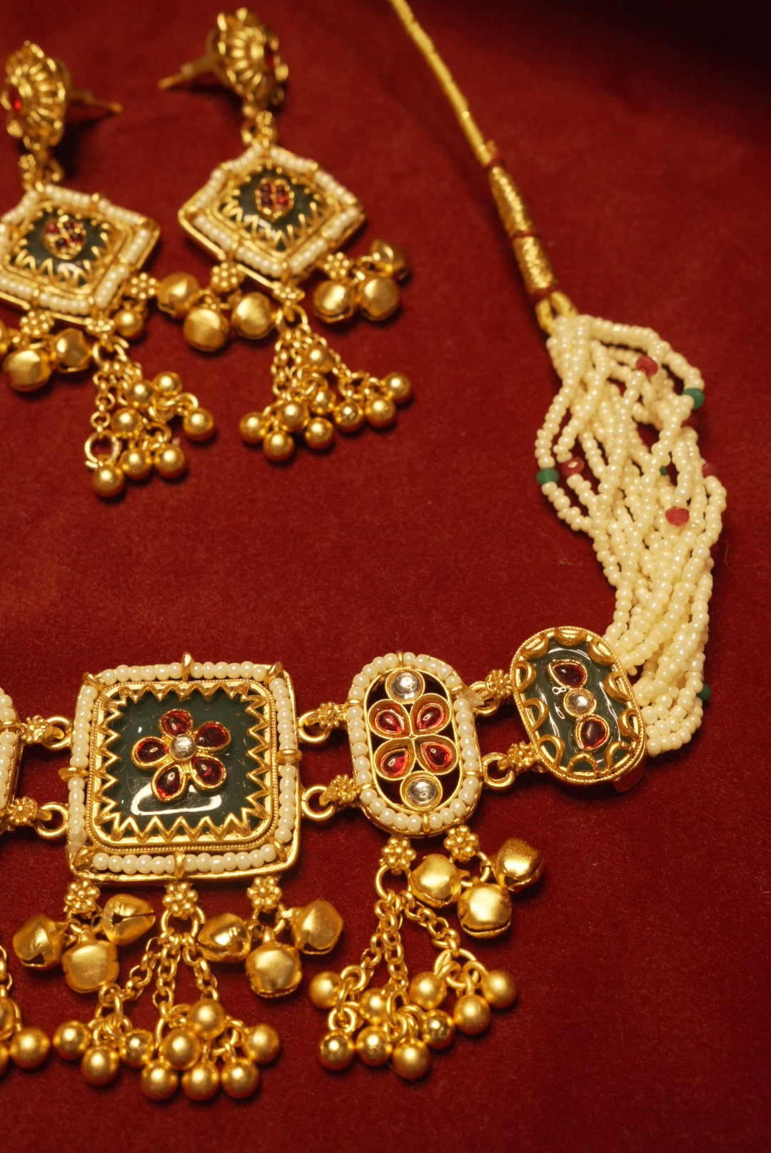 Zeenat Choker Set With Earrings
