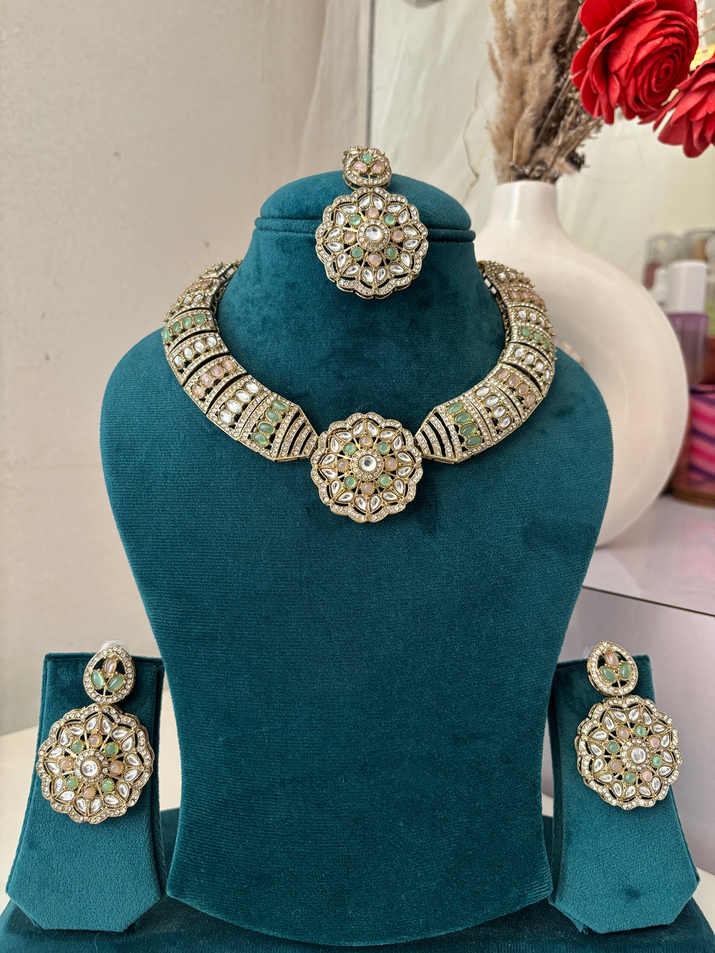 Royal Kundan Hasli Look Necklace With Mang Tikka & Earrings (Pink/Mint)