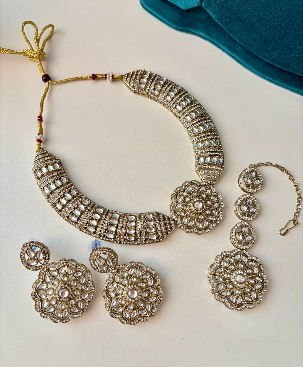 Royal Kundan Hasli Look Necklace With Mang Tikka & Earrings