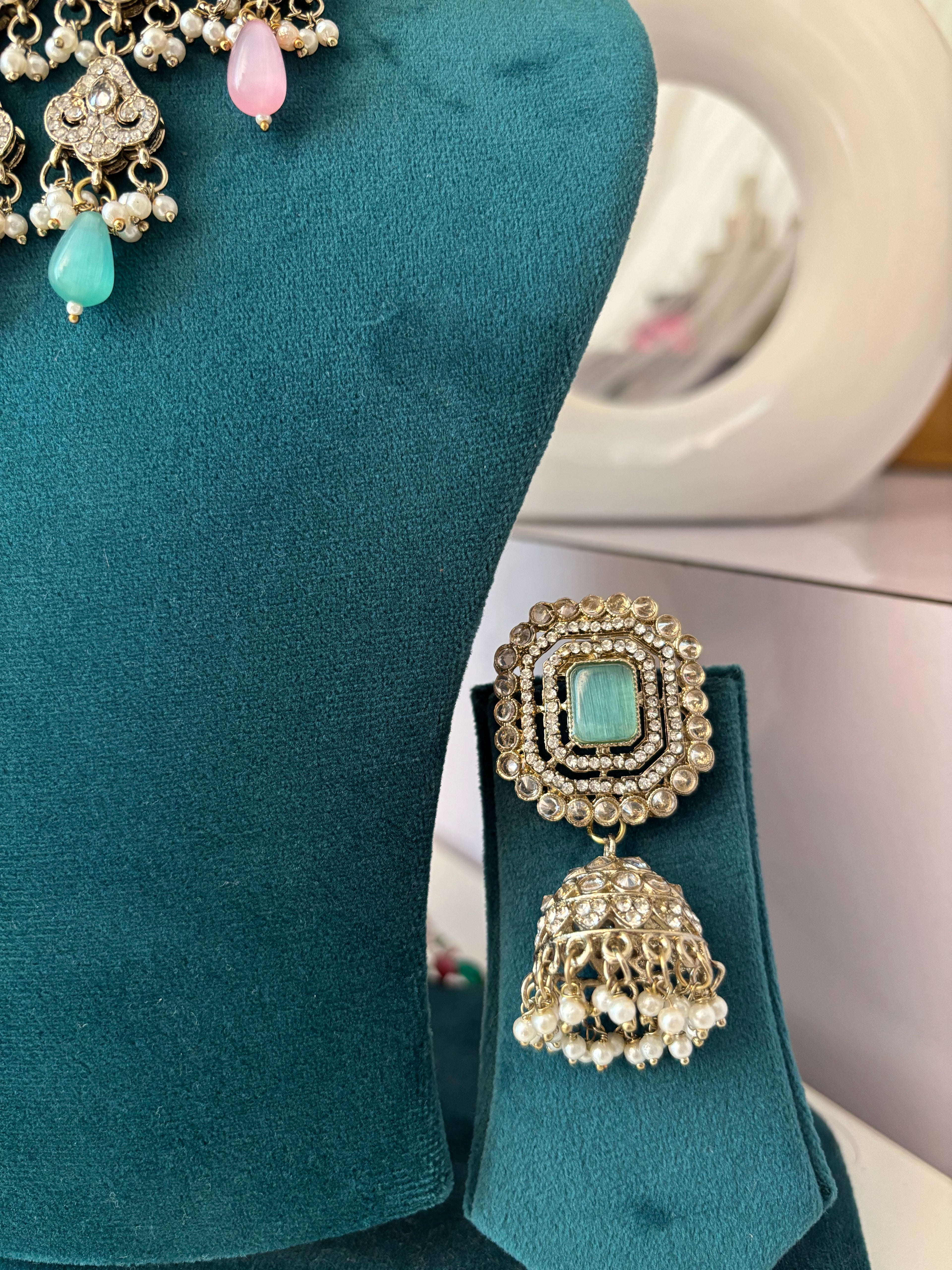 Zoya Layer Necklace With Mang Tikka & Jhumkas (Pink/Mint)