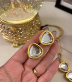 Sleek Kundan Necklace With Stud